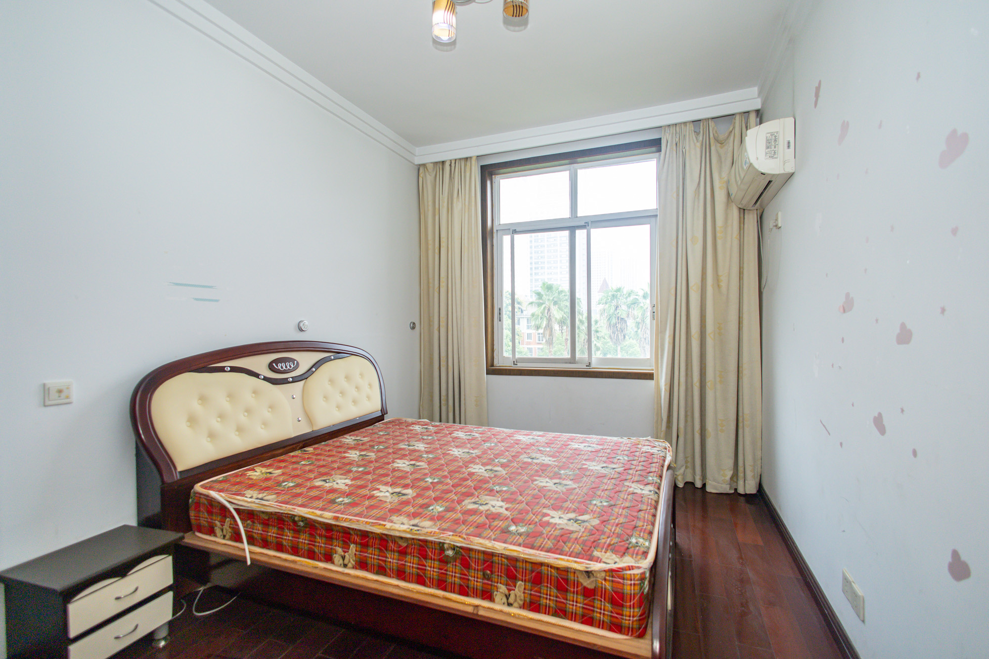 山水人家一二期 3室2厅2卫 68.8万 山水人家一二期 3室2厅2卫 68.8万卧室