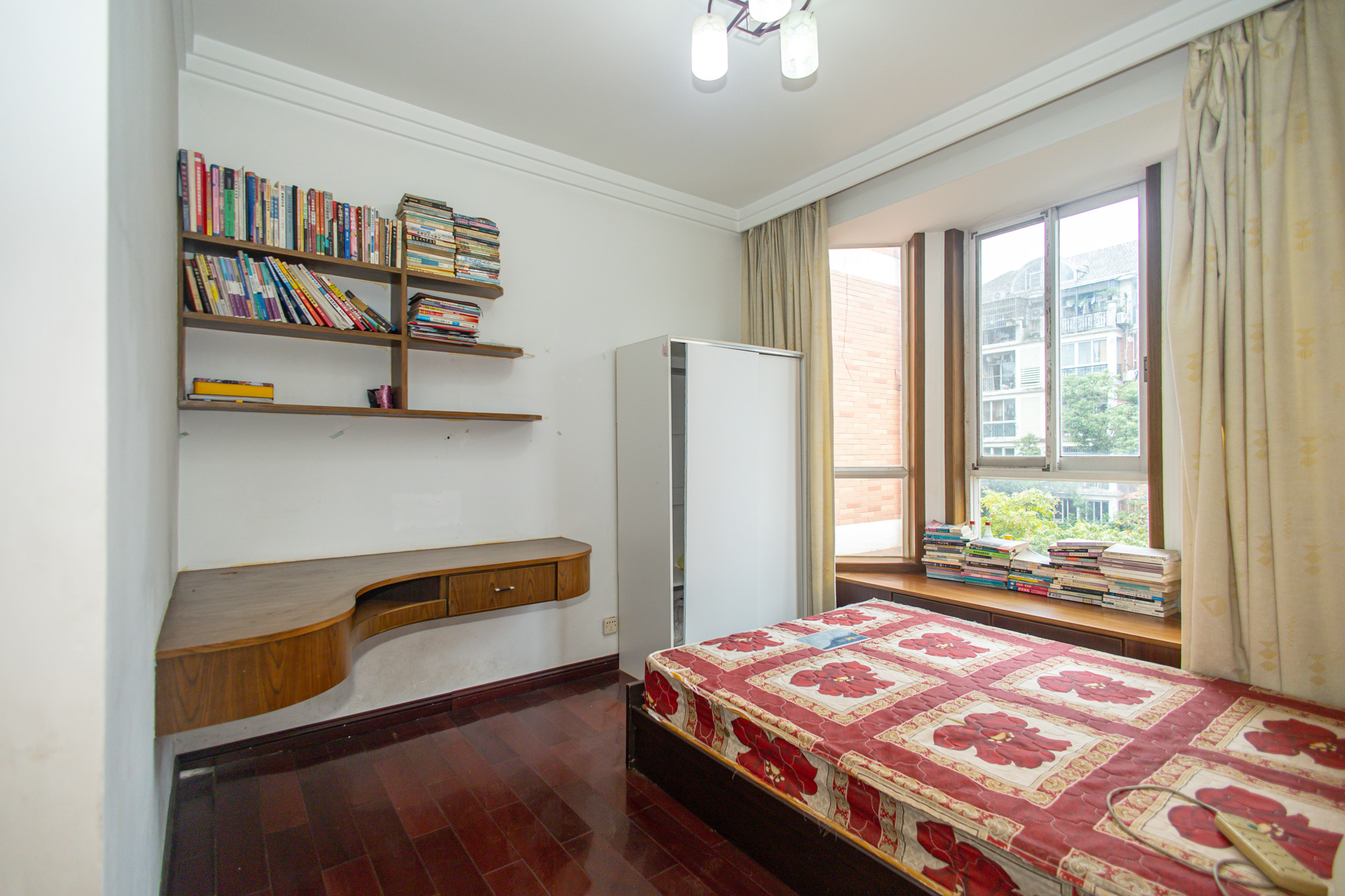 山水人家一二期 3室2厅2卫 68.8万 山水人家一二期 3室2厅2卫 68.8万卧室