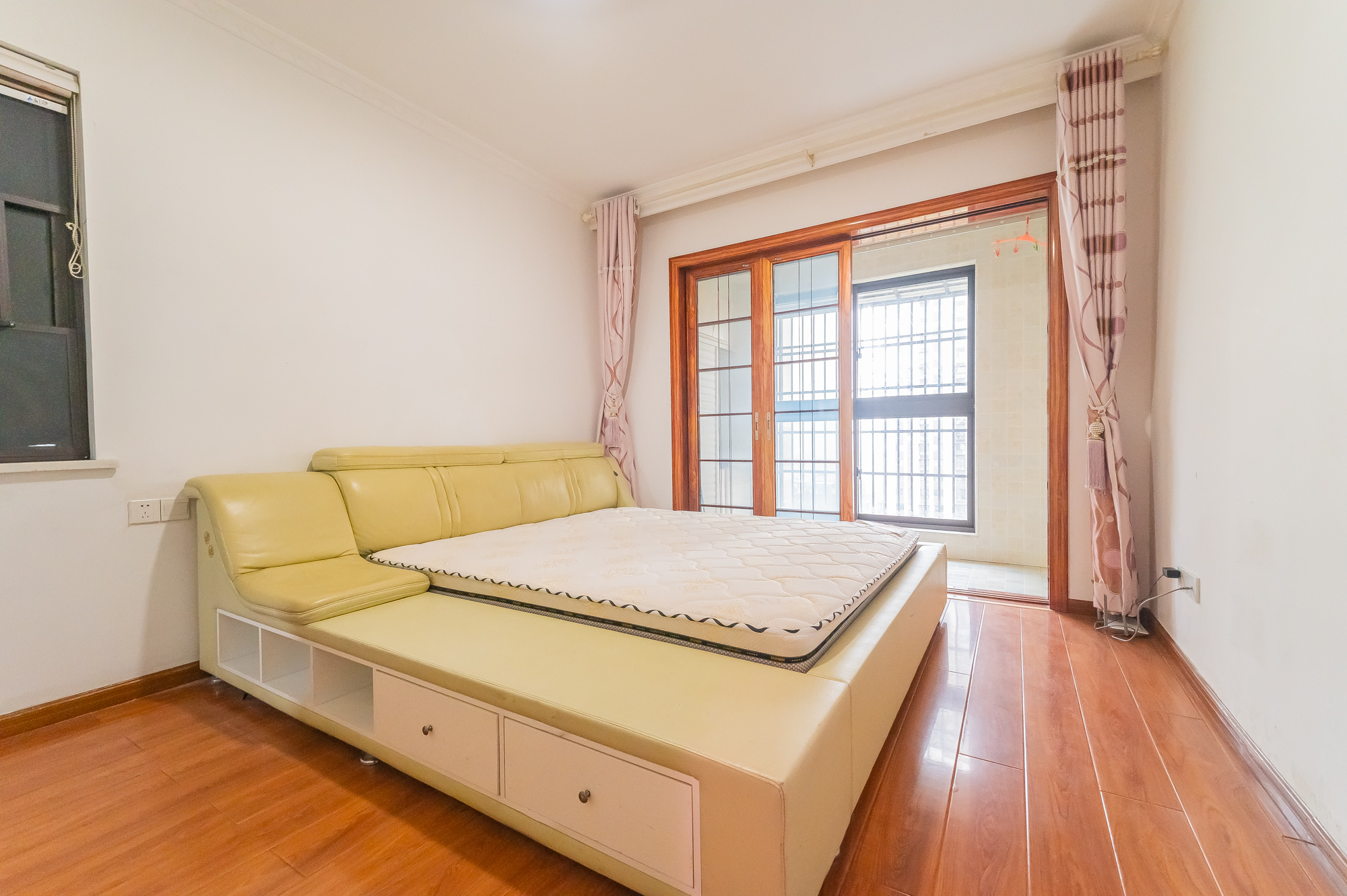 星湖湾一期高层 4室2厅2卫 112.8万 星湖湾一期高层 4室2厅2卫 112.8万卧室