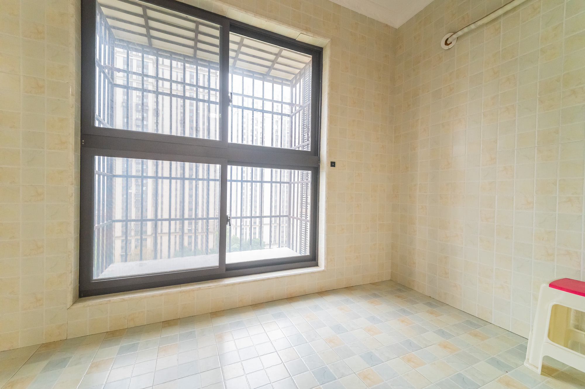 星湖湾一期高层 4室2厅2卫 112.8万 星湖湾一期高层 4室2厅2卫 112.8万阳台