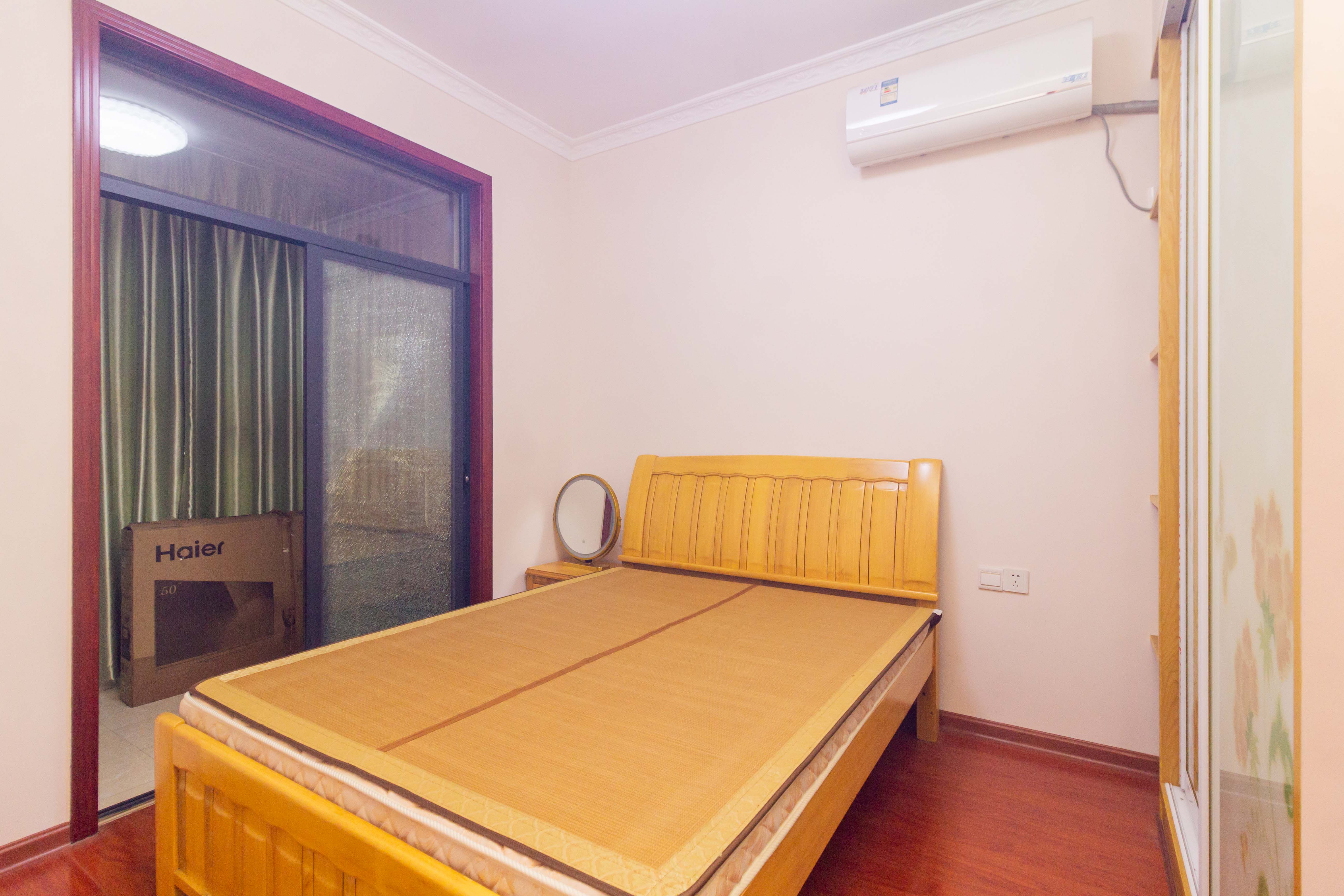 紫华郡  3室2厅2卫    77.8万 紫华郡  3室2厅2卫    77.8万卧室