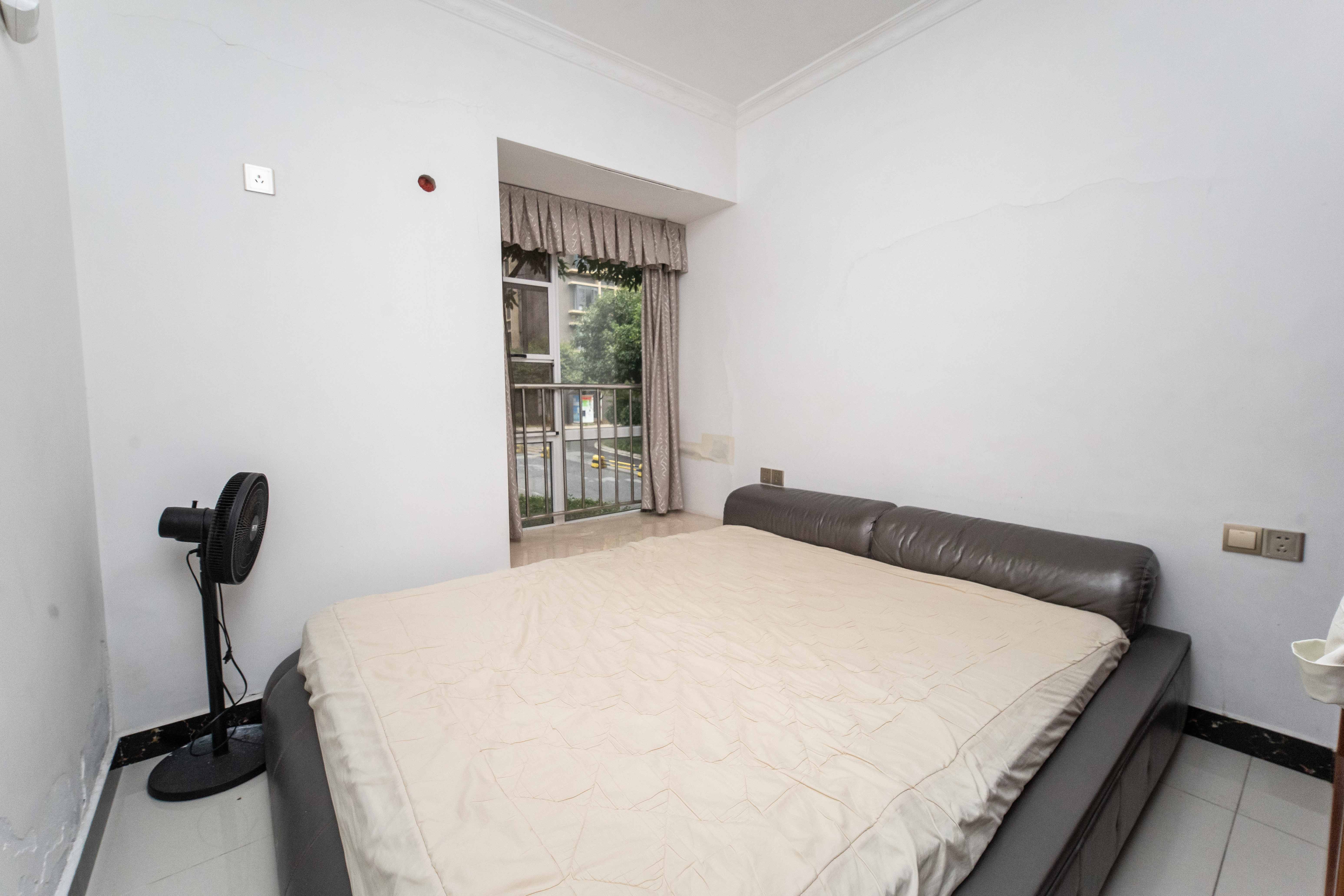 泊爱蓝湾  3室2厅2卫    132.0万卧室