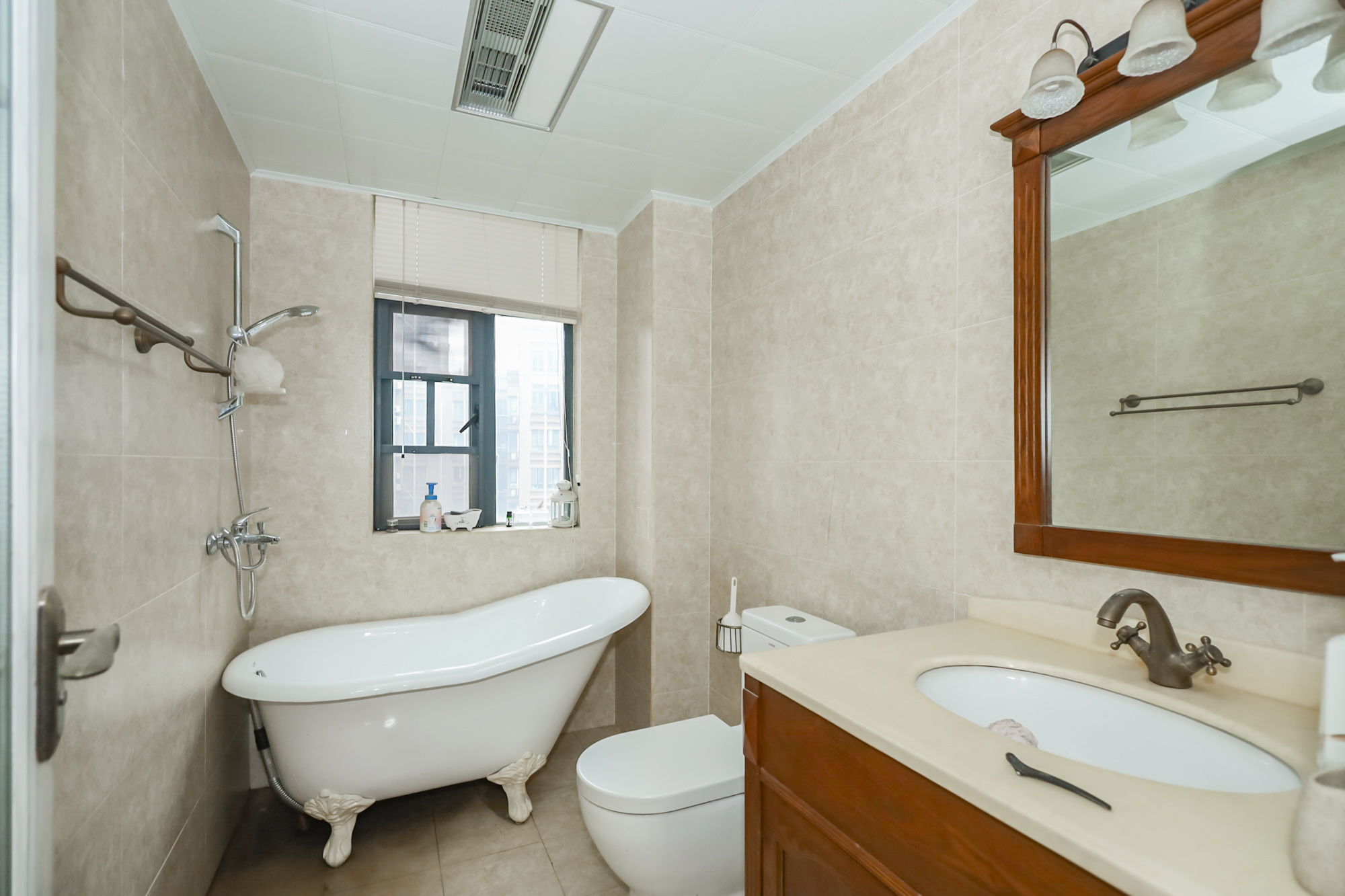 山水誉峰 3室2厅2卫 155.0万 山水誉峰 3室2厅2卫 155.0万卫生间