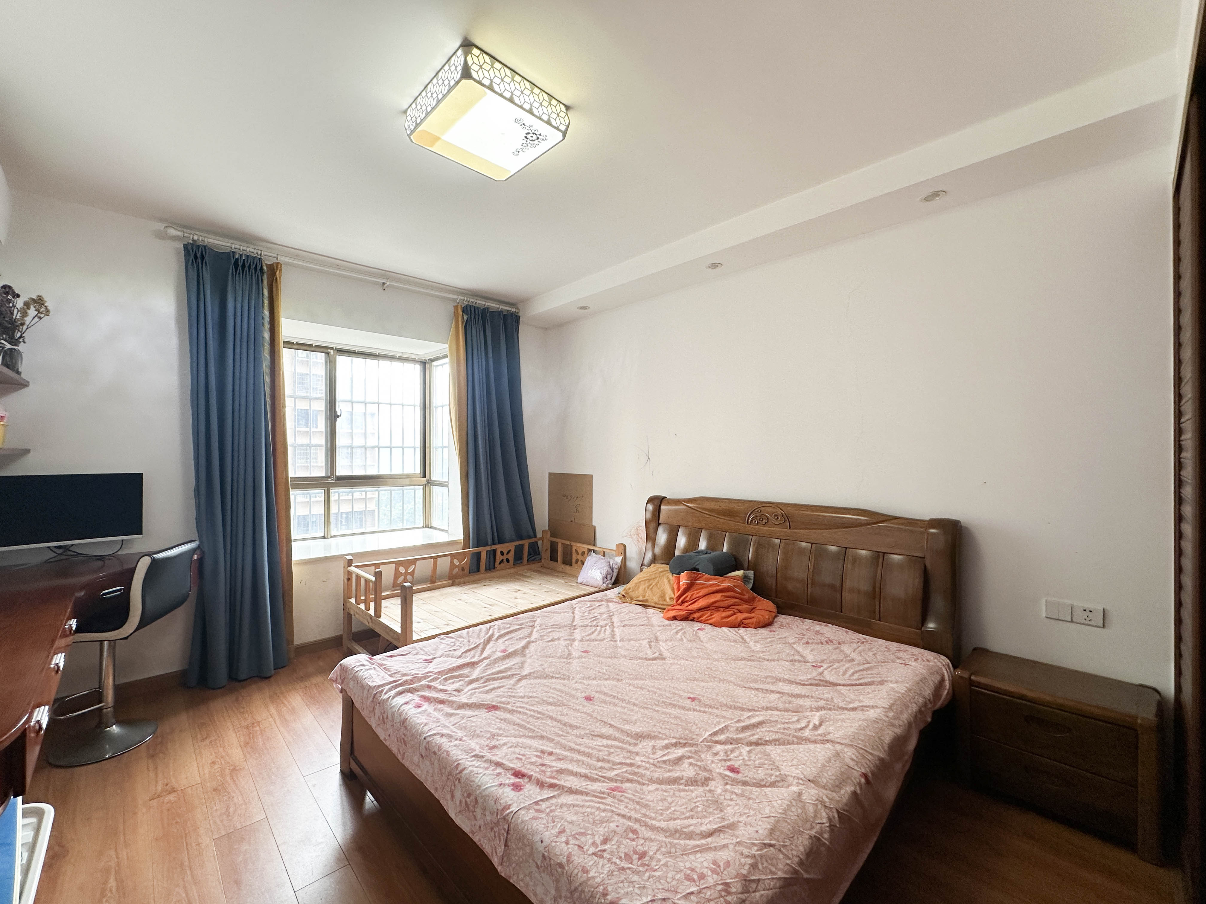 中天瑞景  5室2厅3卫    138.0万 中天瑞景  5室2厅3卫    138.0万卧室