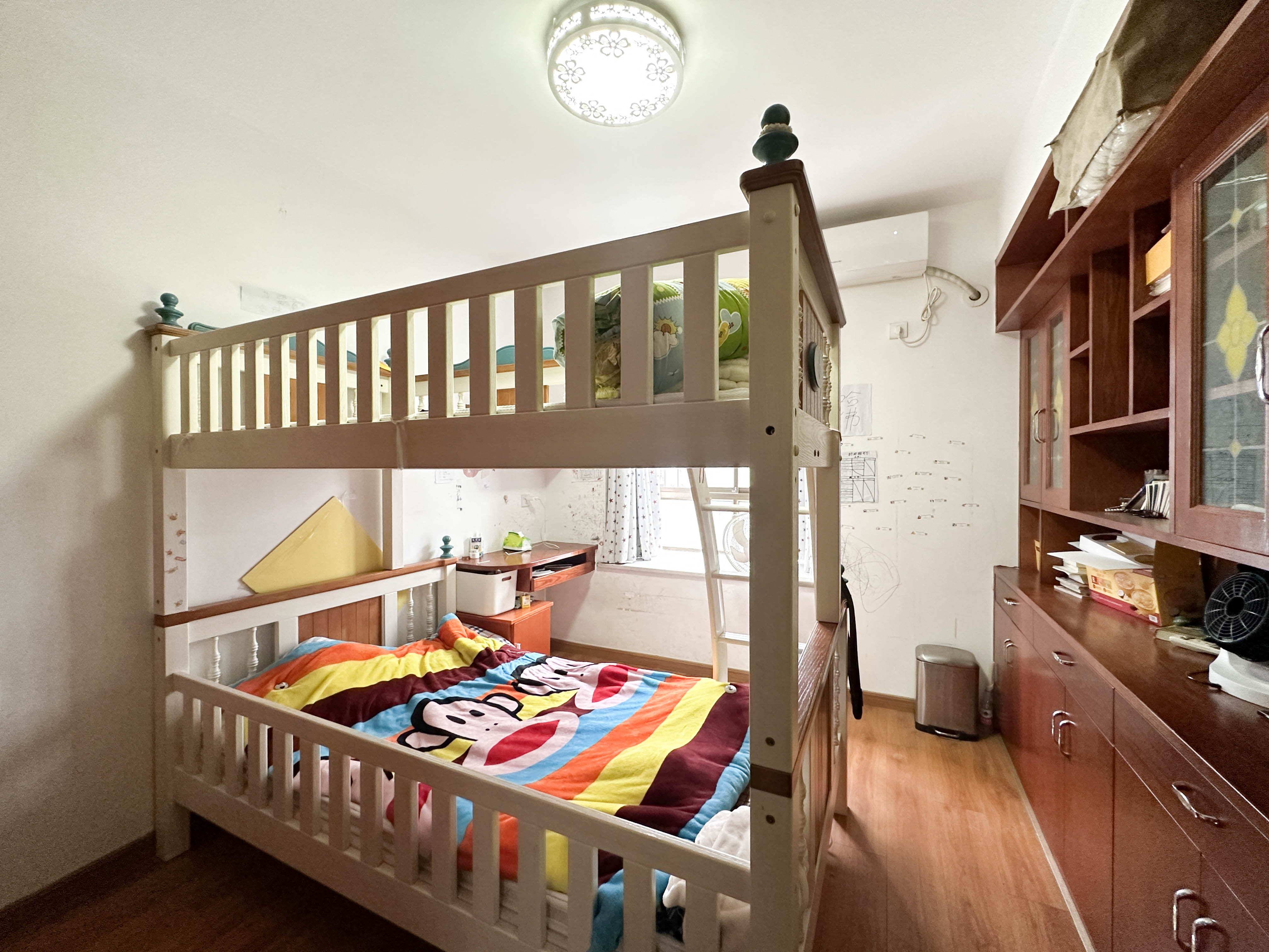 中天瑞景  5室2厅3卫    138.0万 中天瑞景  5室2厅3卫    138.0万卧室