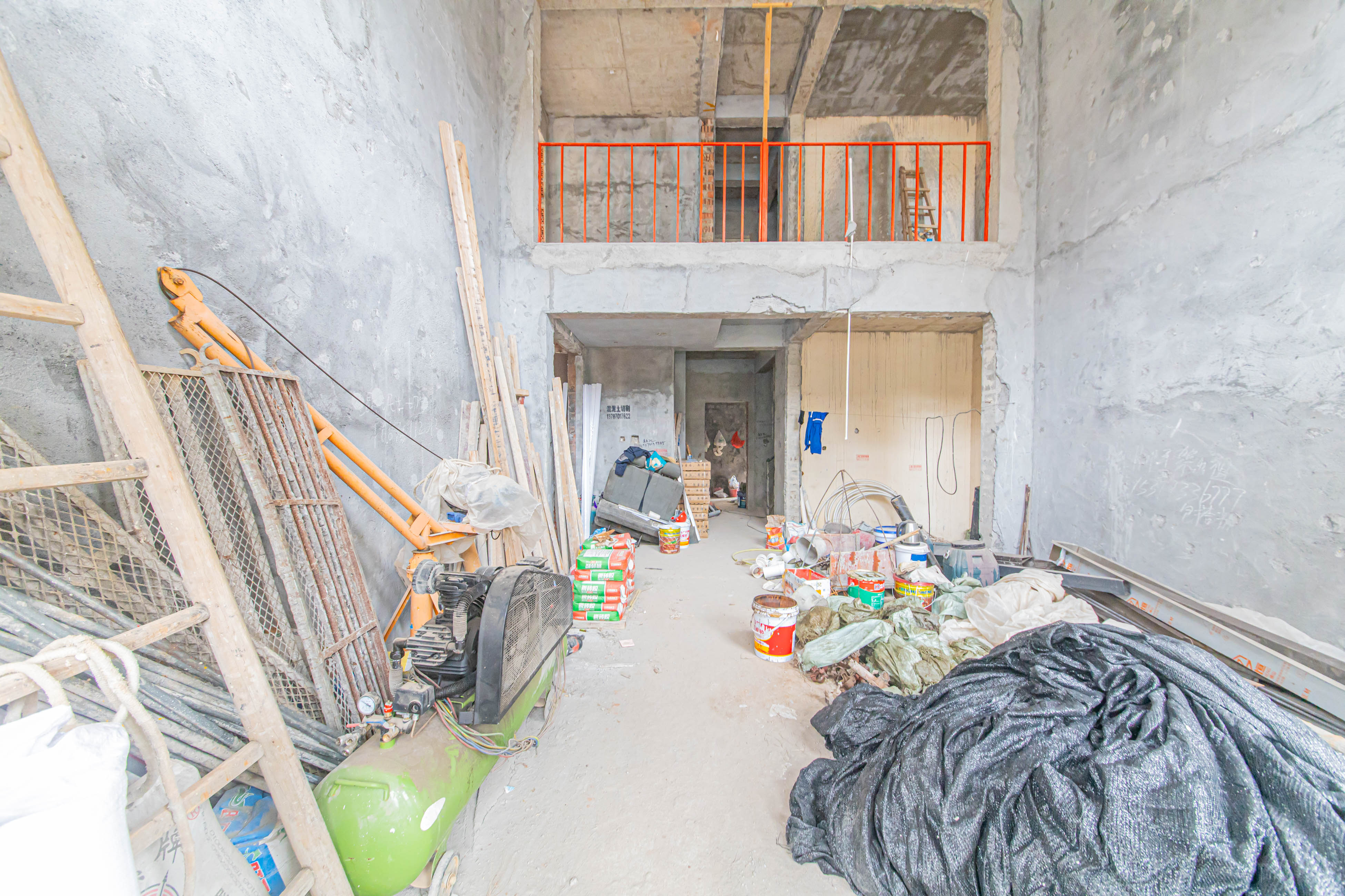 东能华府  6室2厅3卫   795.00万客厅