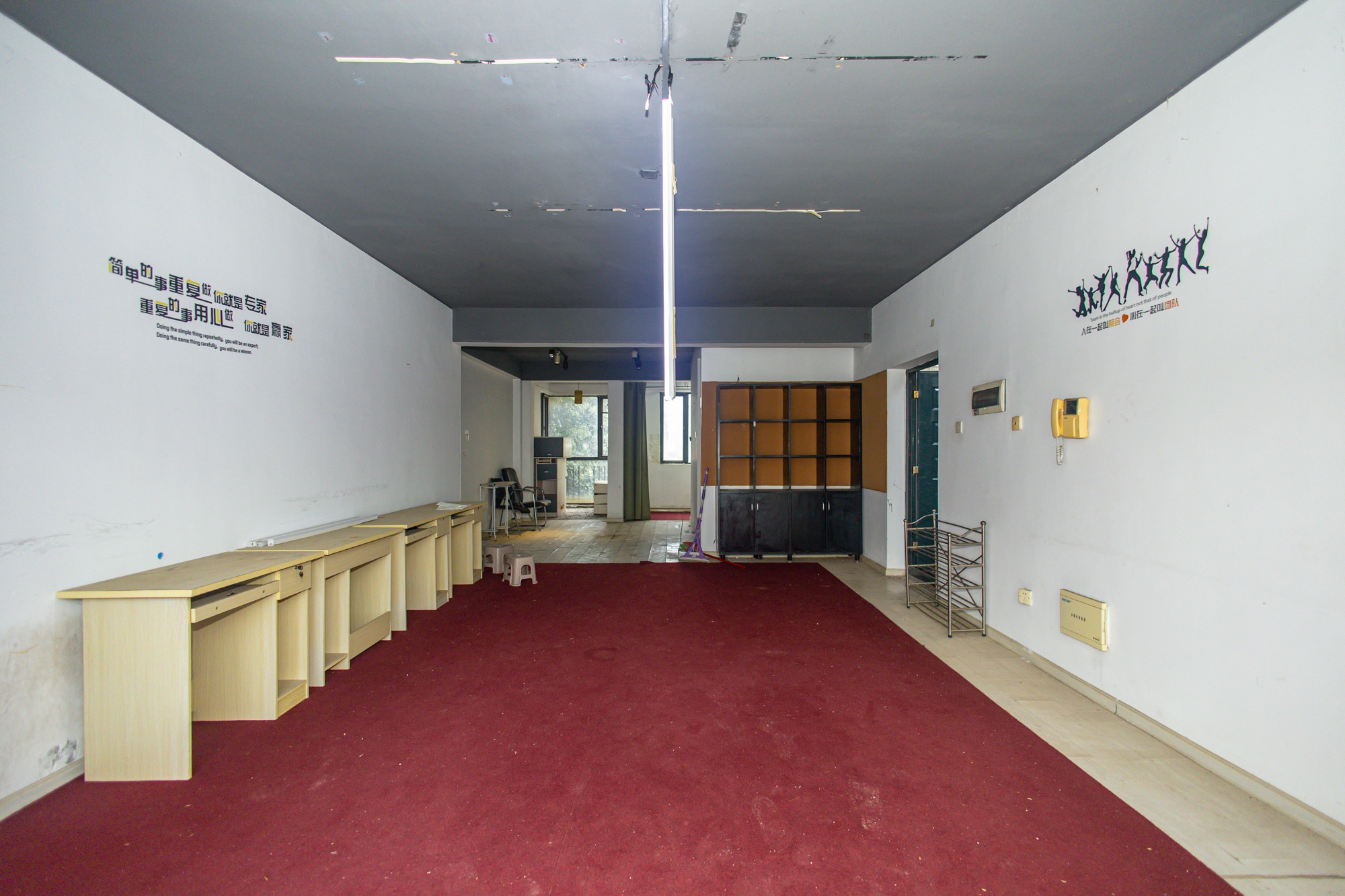 美林水郡  4室2厅1卫    150.0万 美林水郡  4室2厅1卫    150.0万客厅