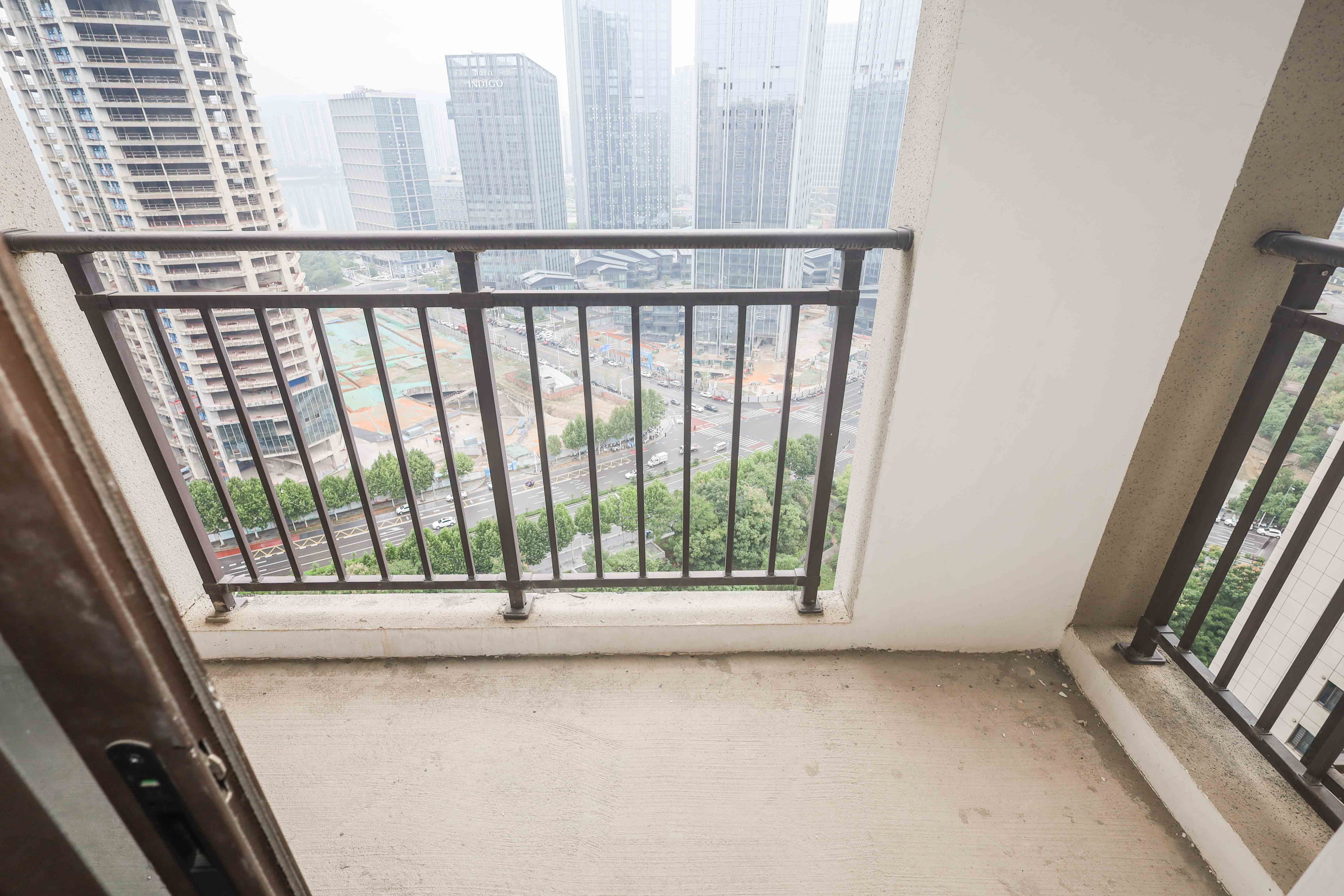 中国铁建梅溪青秀二期  3室2厅2卫   165.00万阳台