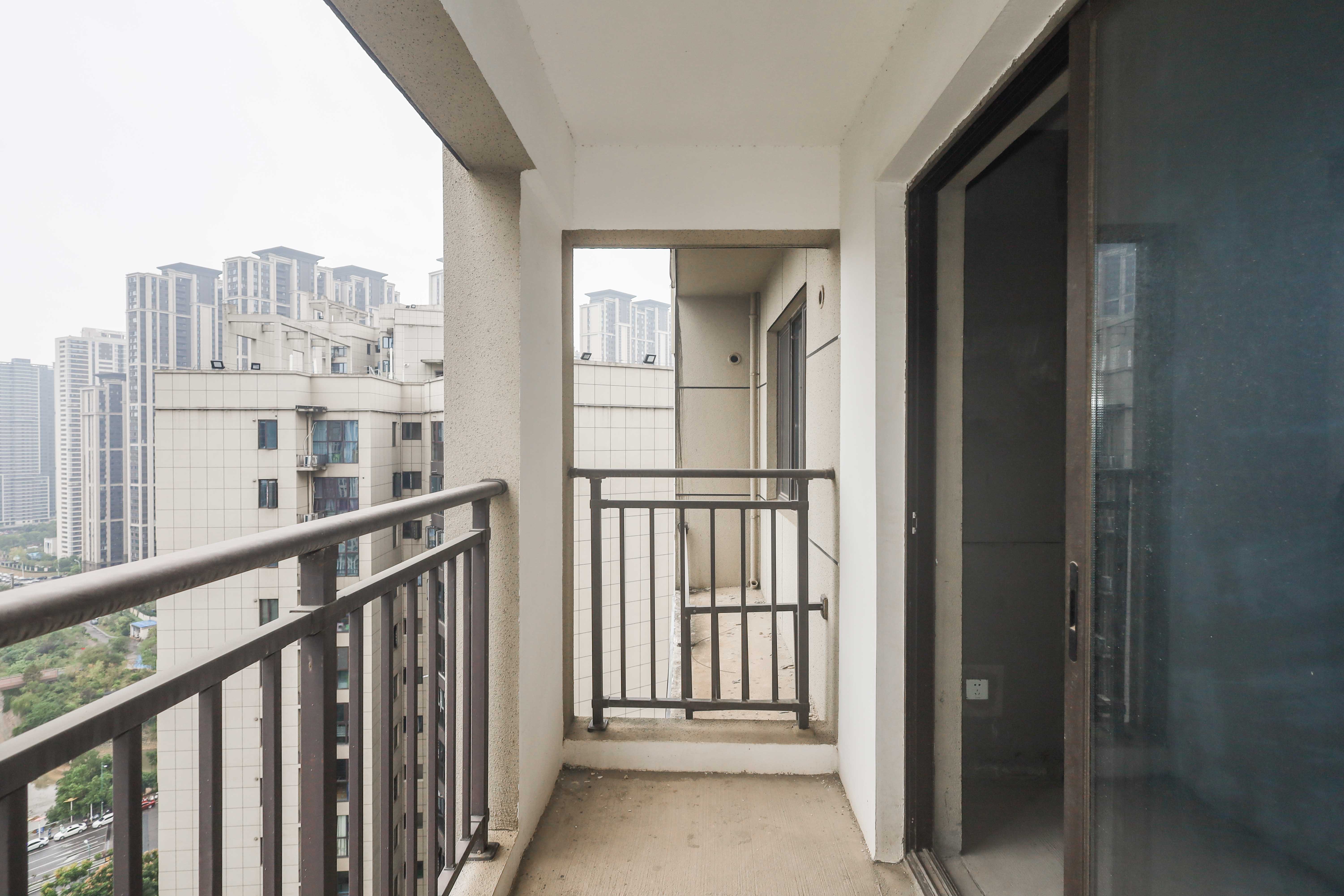 中国铁建梅溪青秀二期  3室2厅2卫   165.00万阳台