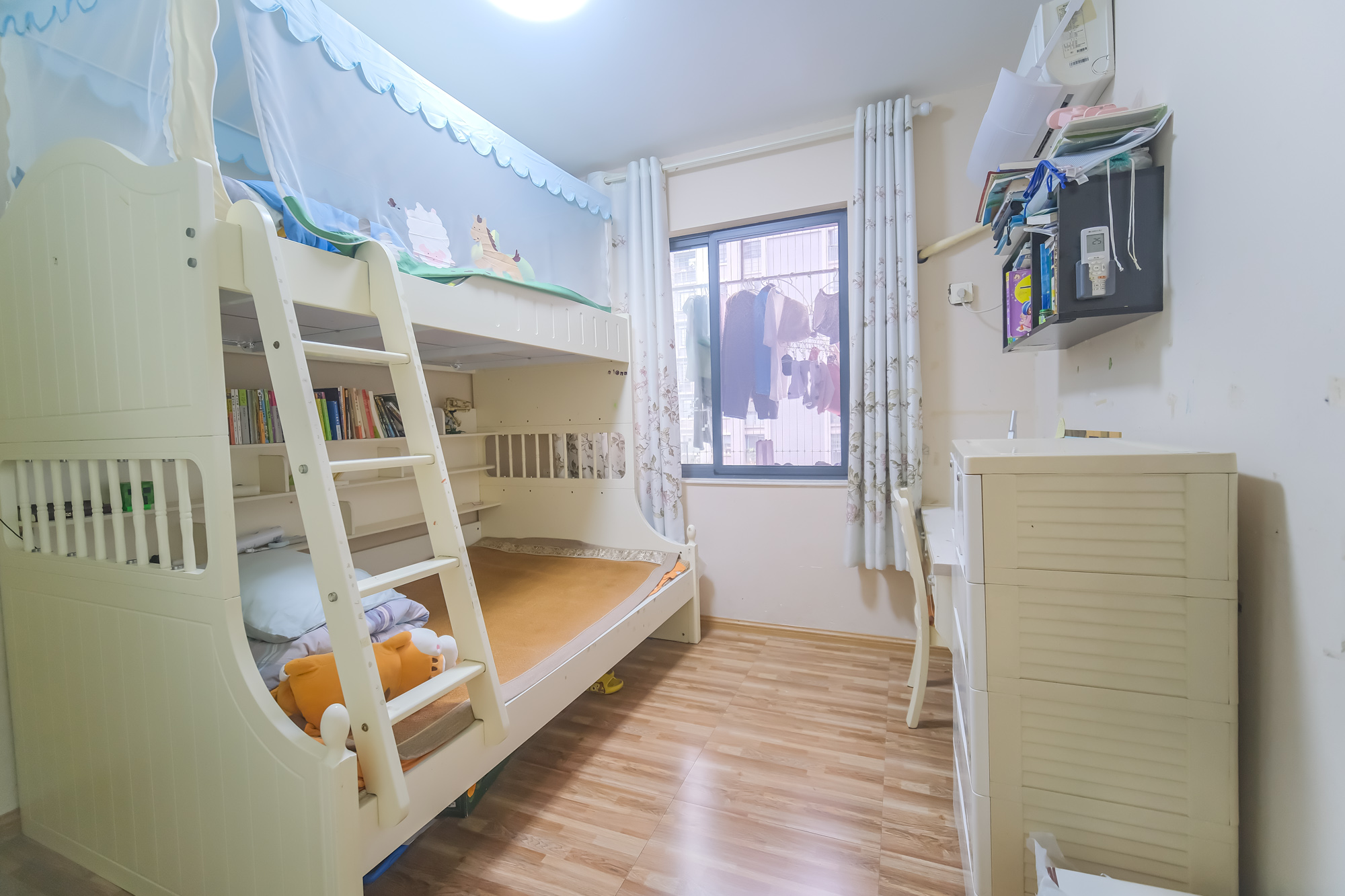 丰源国际  3室2厅2卫   98.00万卧室