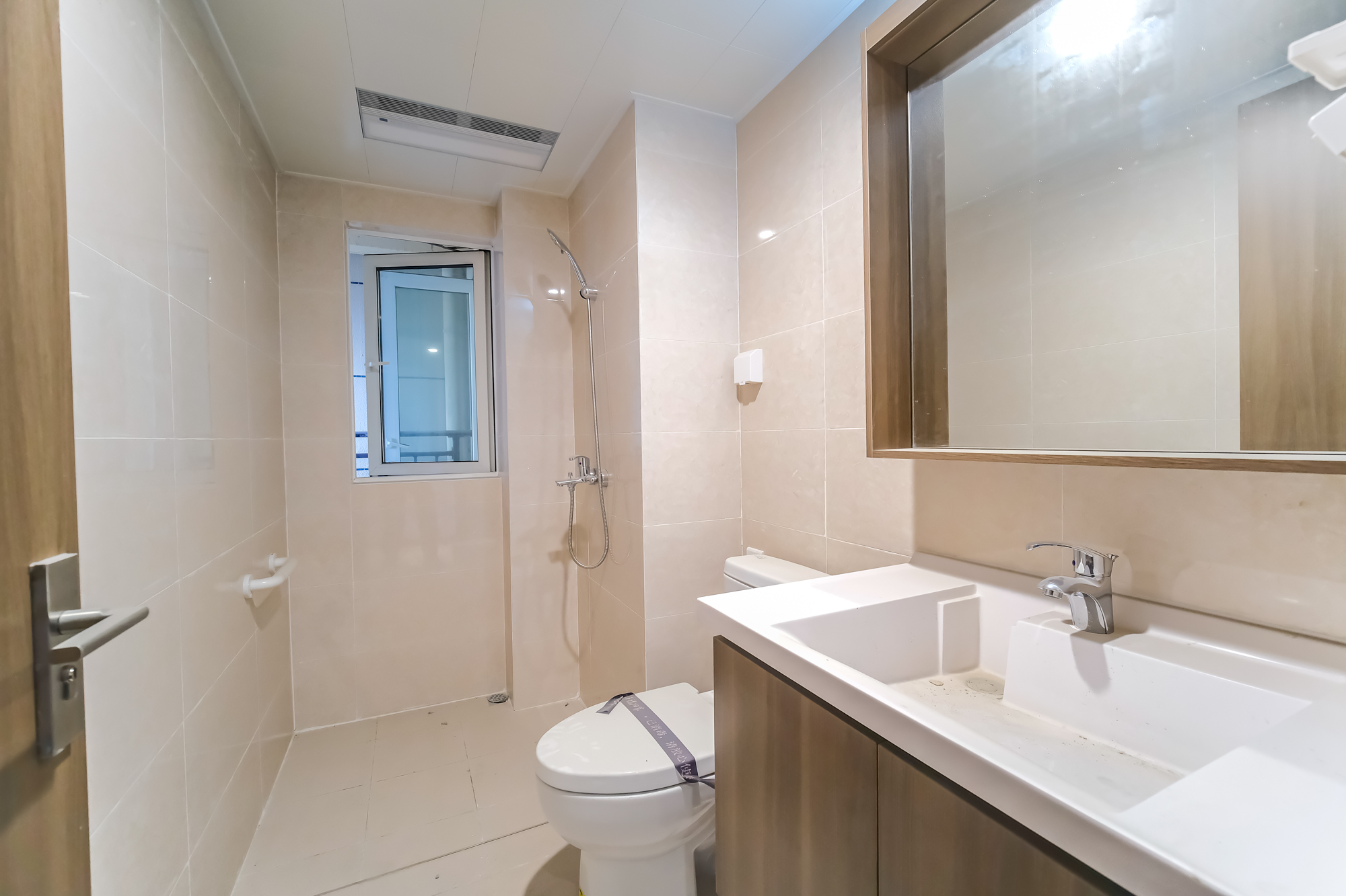 保利香槟国际  3室2厅2卫    81.9万 保利香槟国际  3室2厅2卫    81.9万卫生间