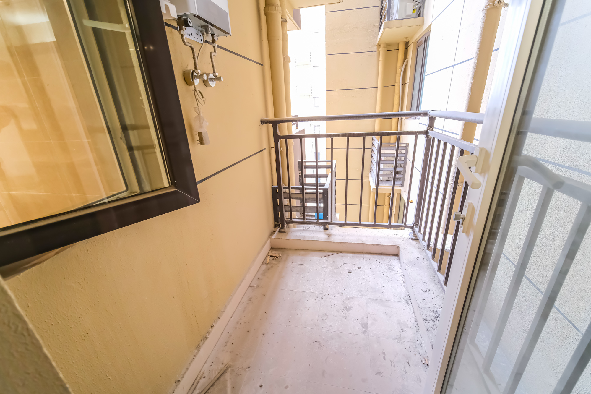 保利香槟国际  3室2厅2卫    81.9万 保利香槟国际  3室2厅2卫    81.9万阳台