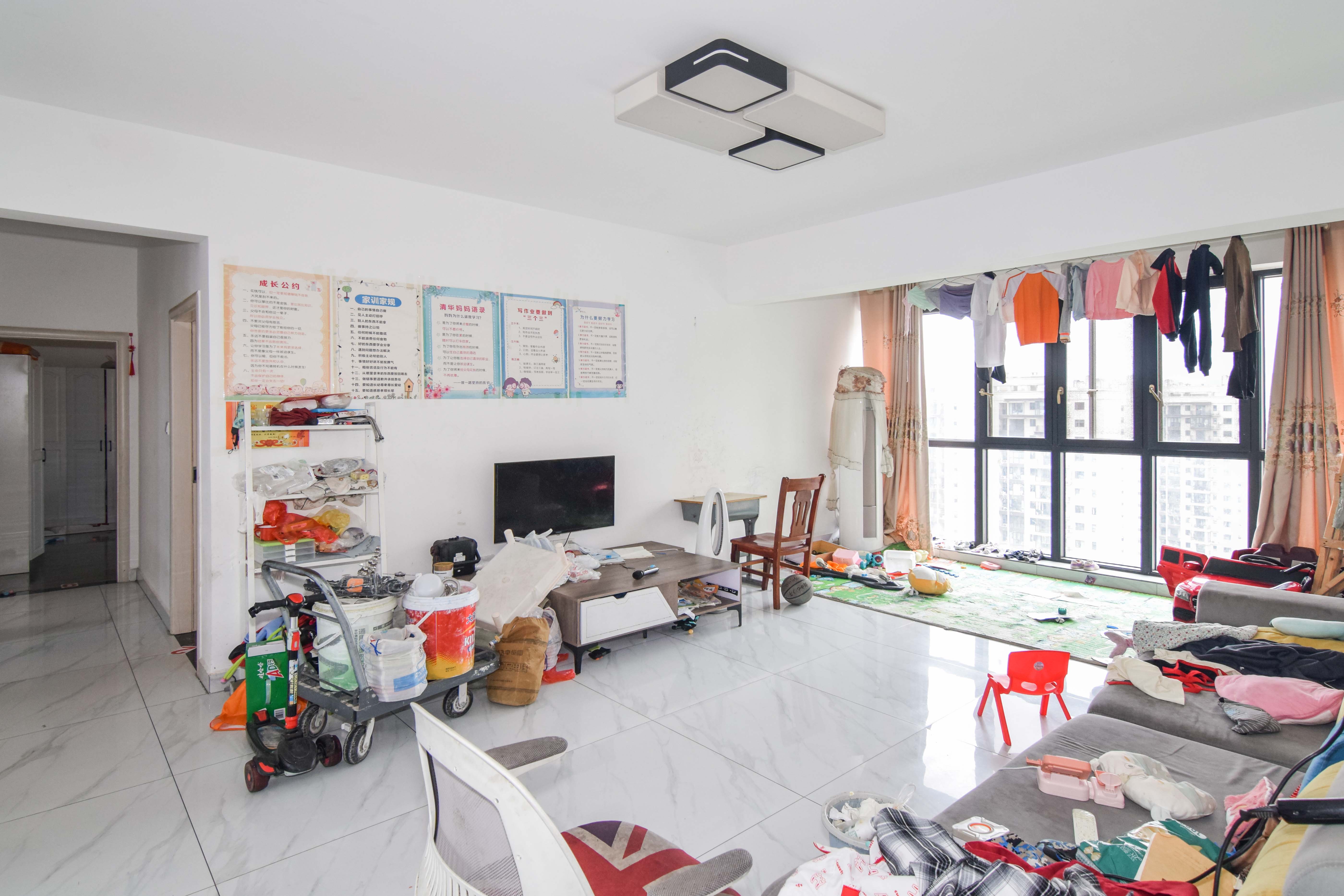 新华联梦想城  4室2厅2卫    115.0万客厅