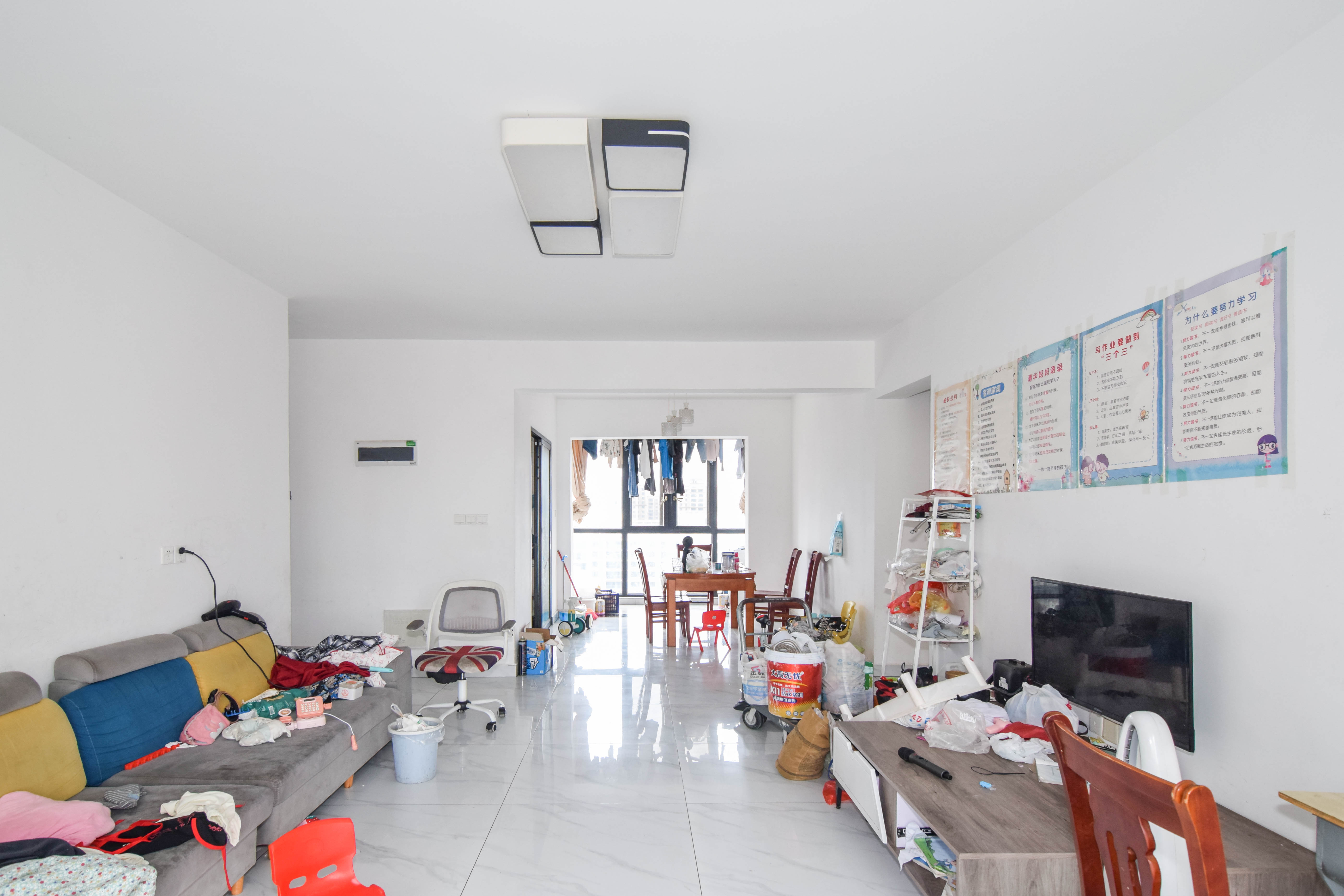 新华联梦想城  4室2厅2卫    115.0万客厅