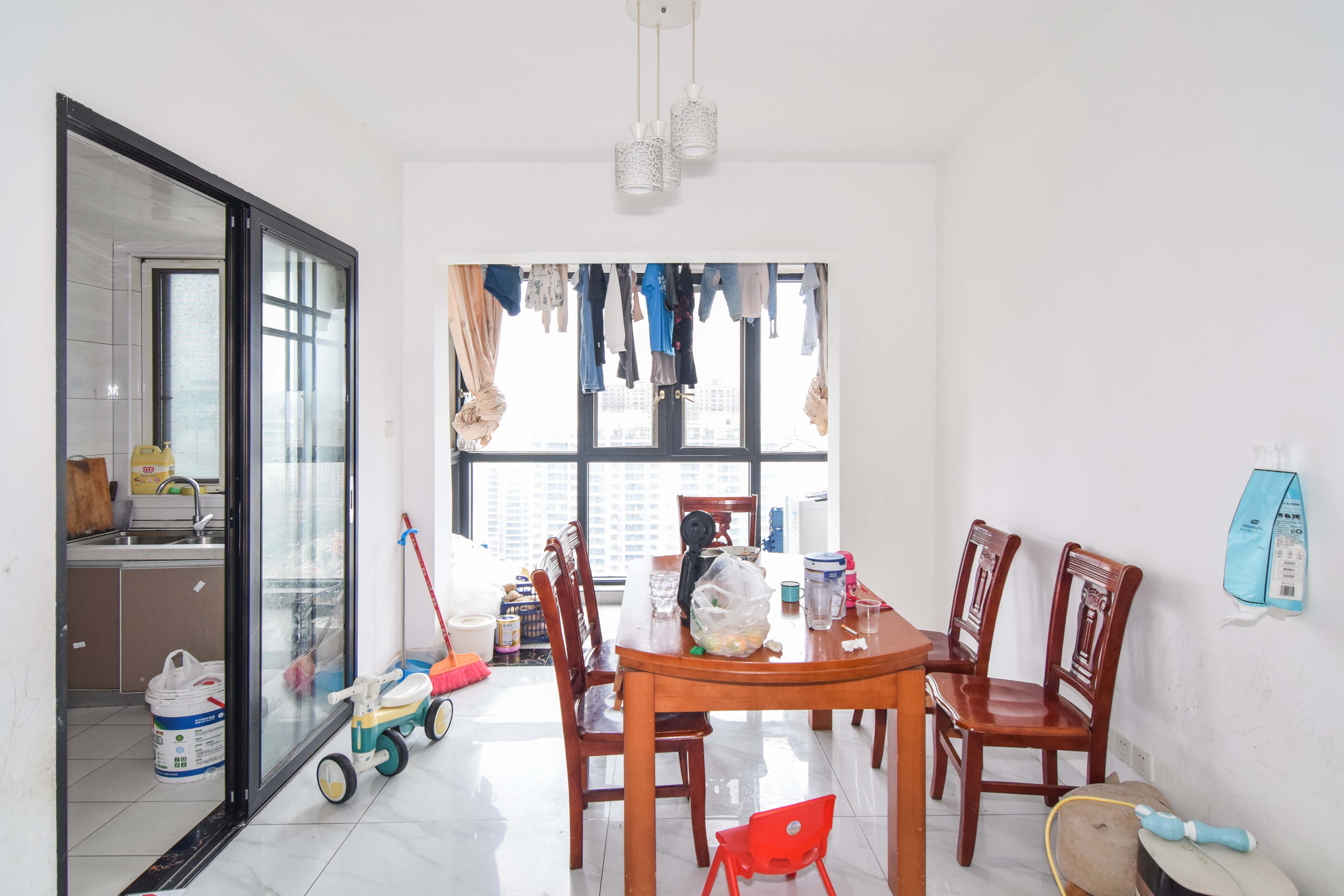 新华联梦想城  4室2厅2卫    115.0万客厅