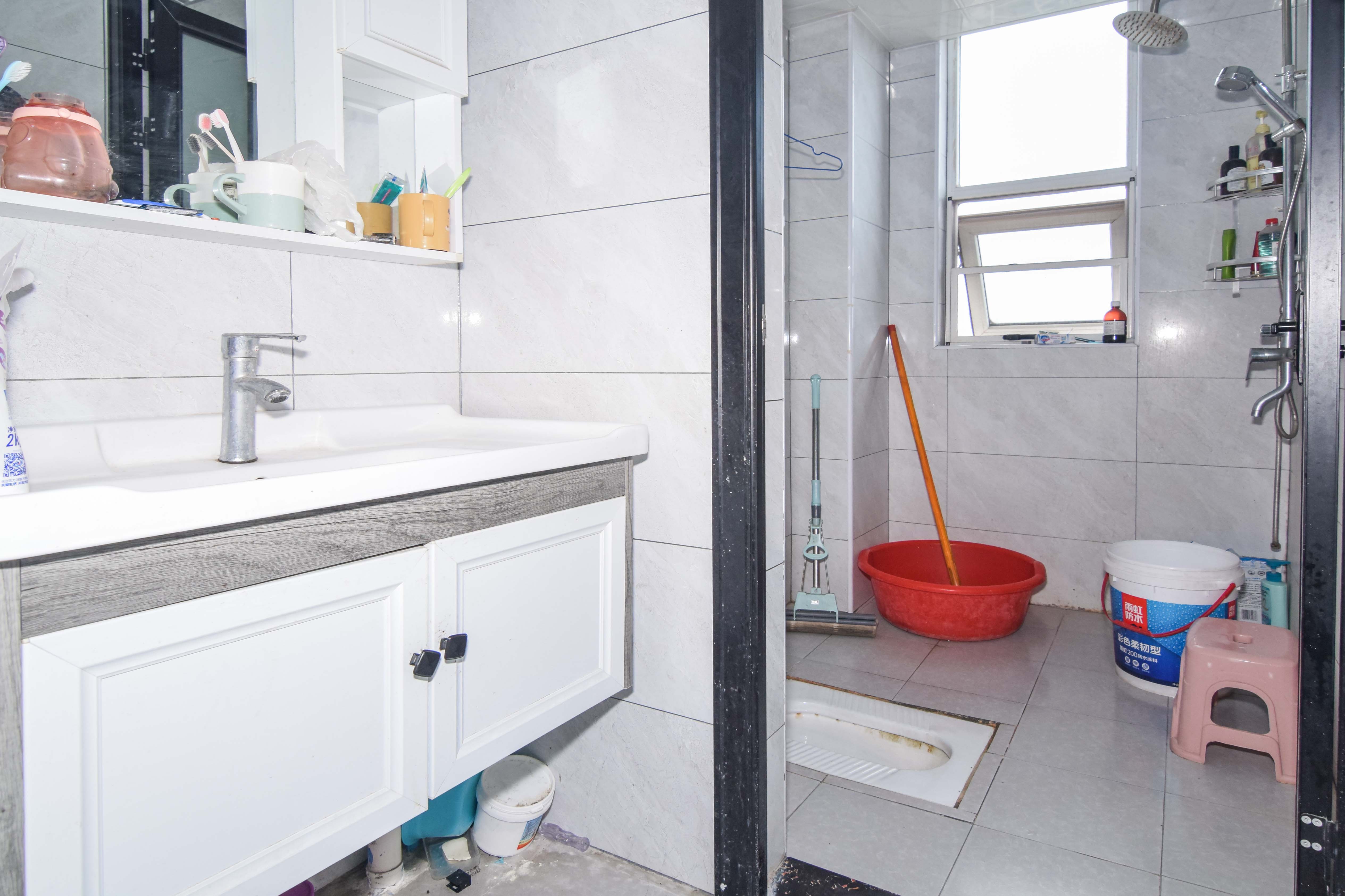 新华联梦想城  4室2厅2卫    115.0万卫生间