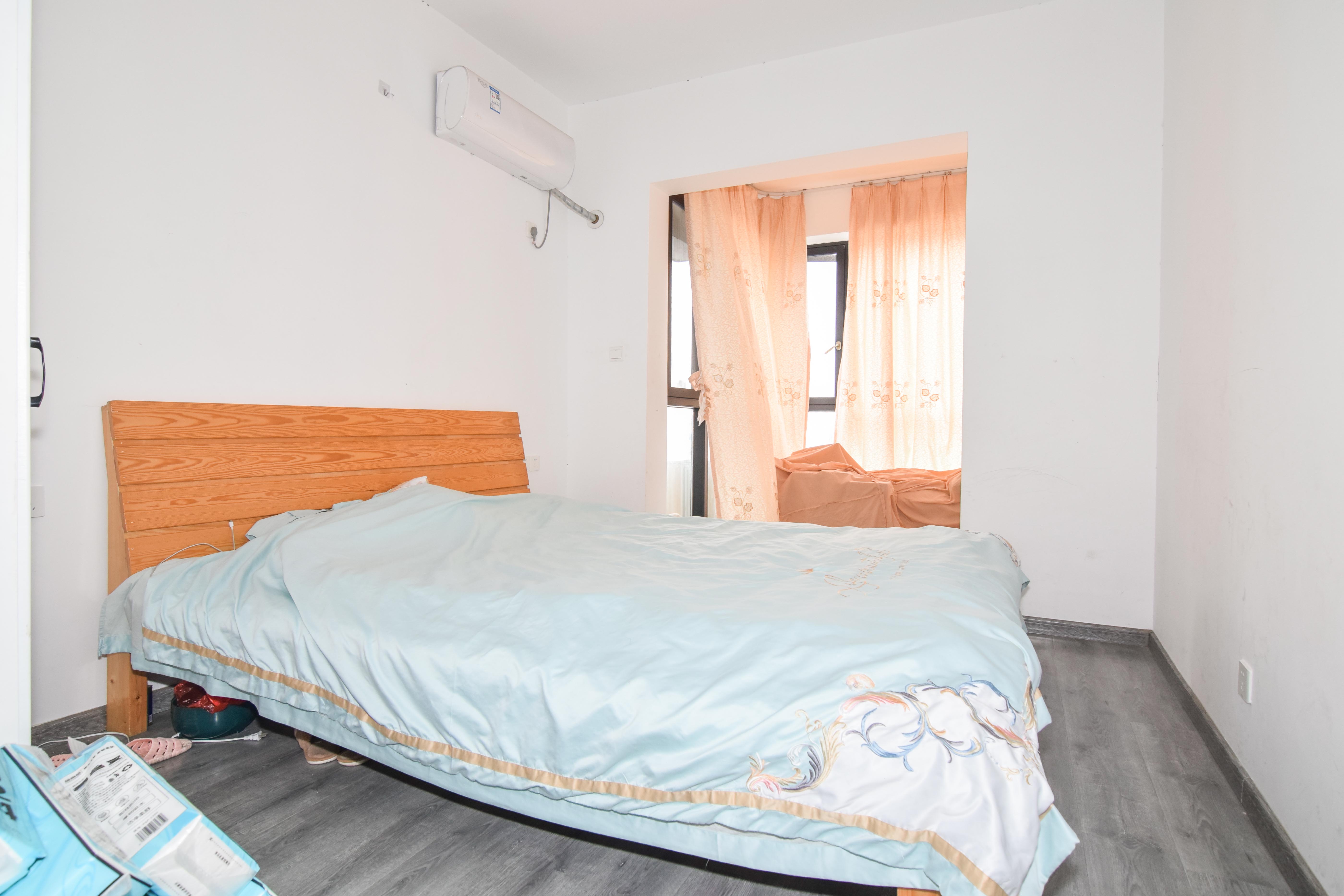 新华联梦想城  4室2厅2卫    115.0万卧室