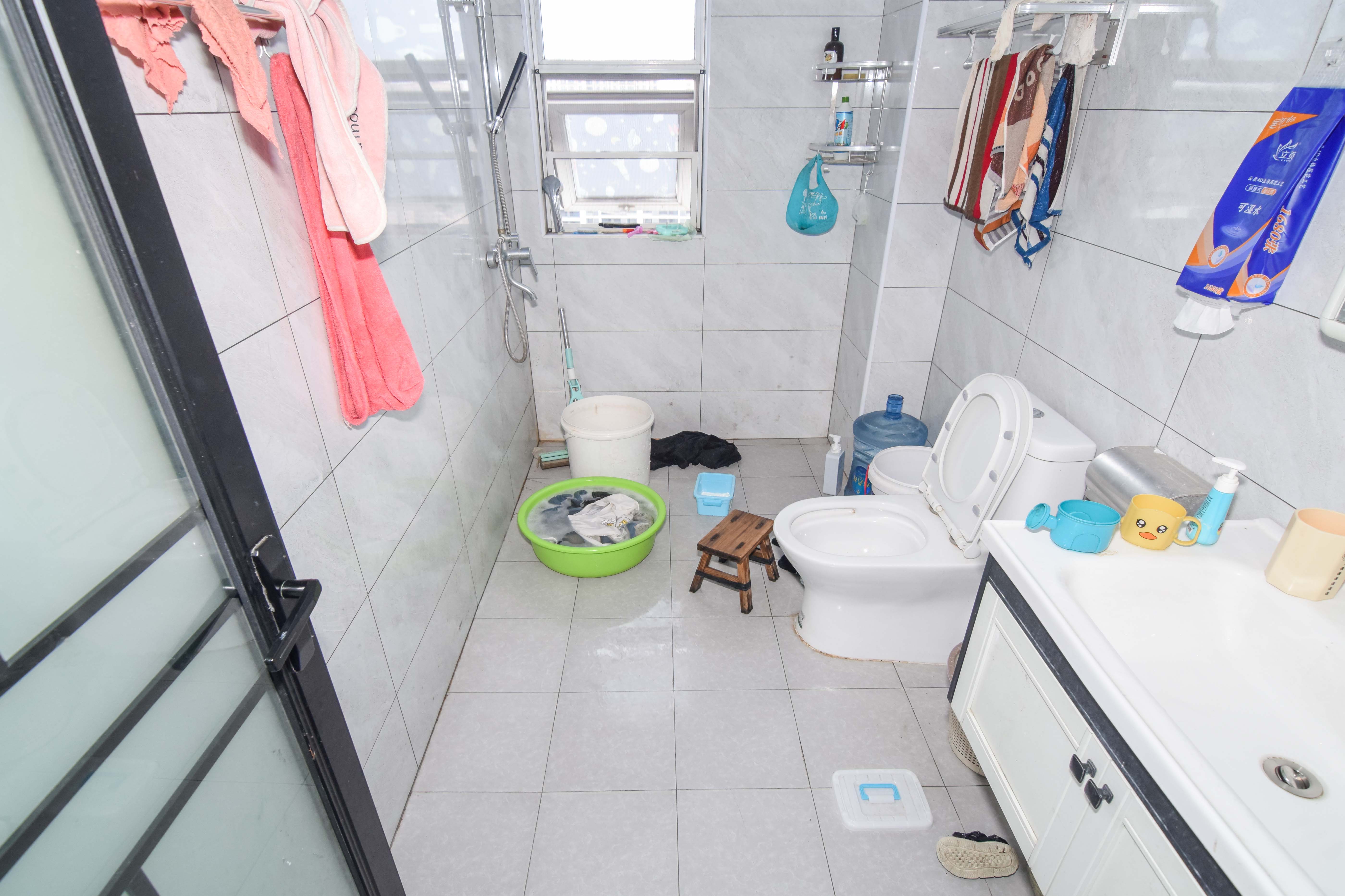 新华联梦想城  4室2厅2卫    115.0万卫生间