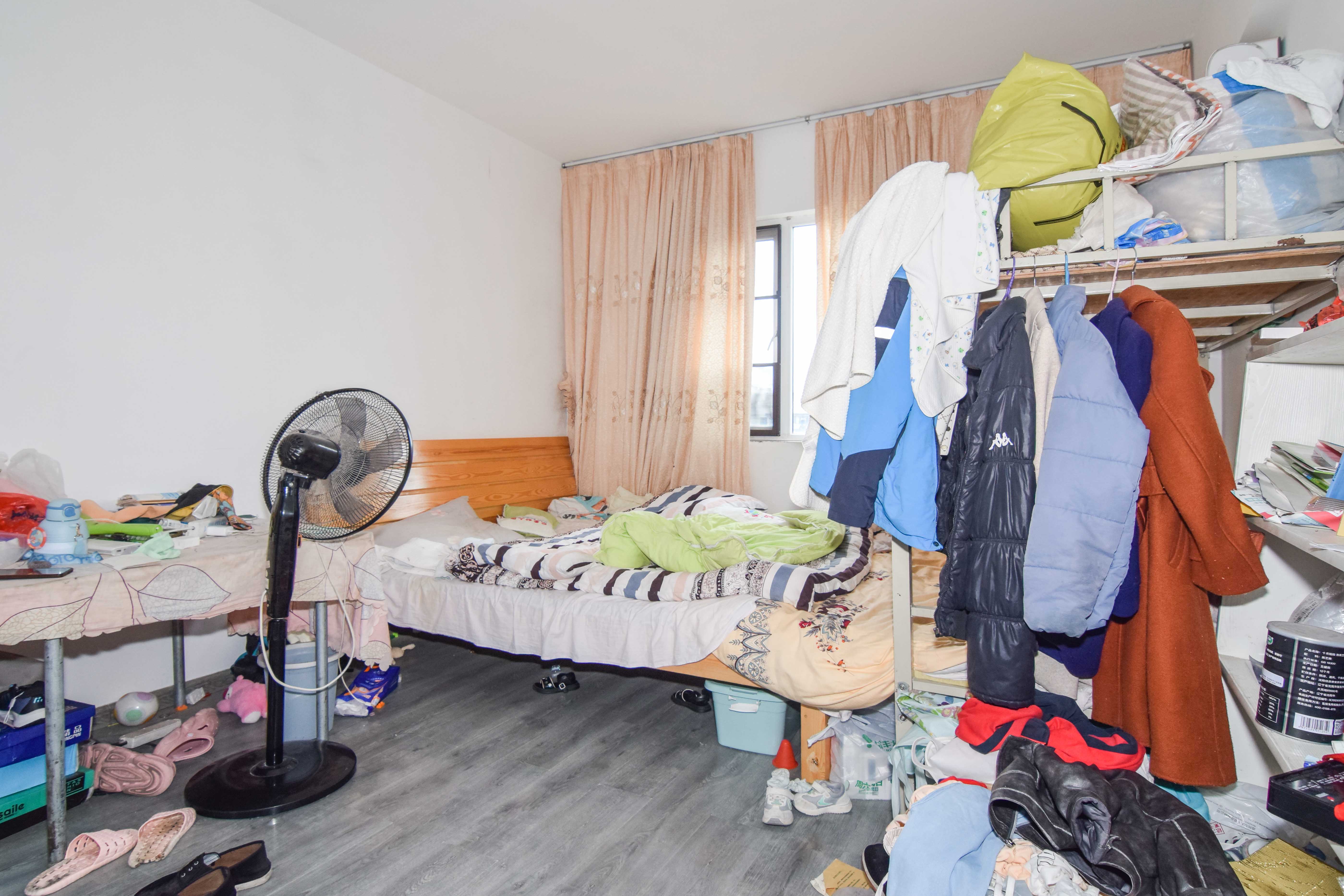 新华联梦想城  4室2厅2卫    115.0万卧室