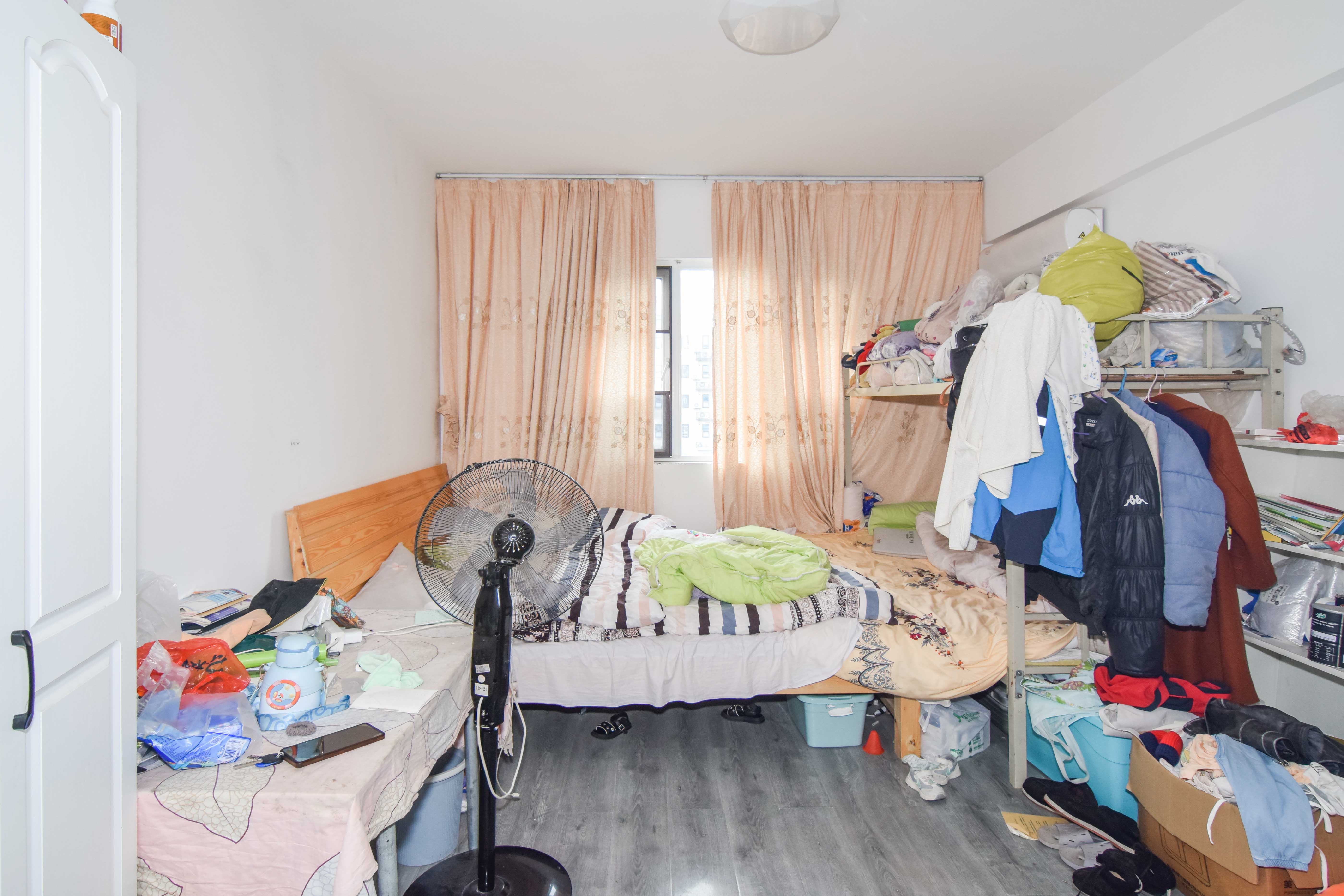 新华联梦想城  4室2厅2卫    115.0万卧室