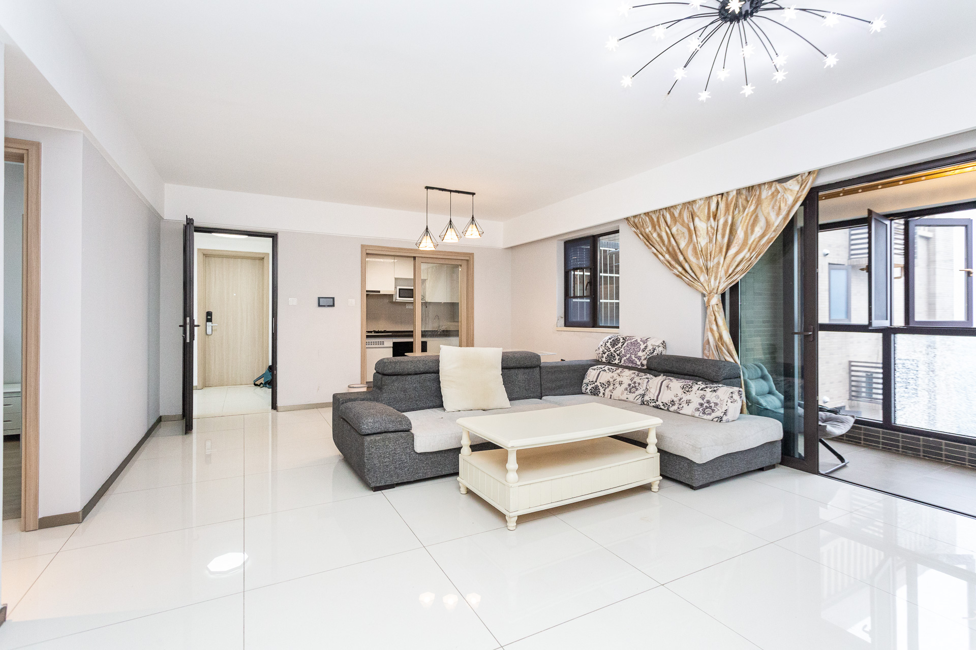 时代倾城五期  3室2厅2卫    95.0万 时代倾城五期  3室2厅2卫    95.0万客厅