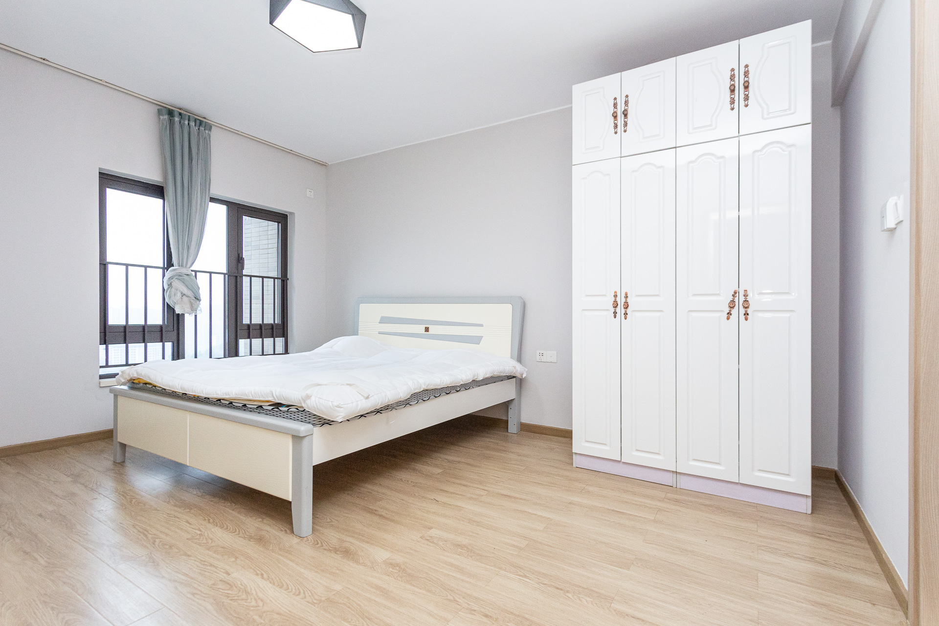 时代倾城五期  3室2厅2卫    95.0万 时代倾城五期  3室2厅2卫    95.0万卧室