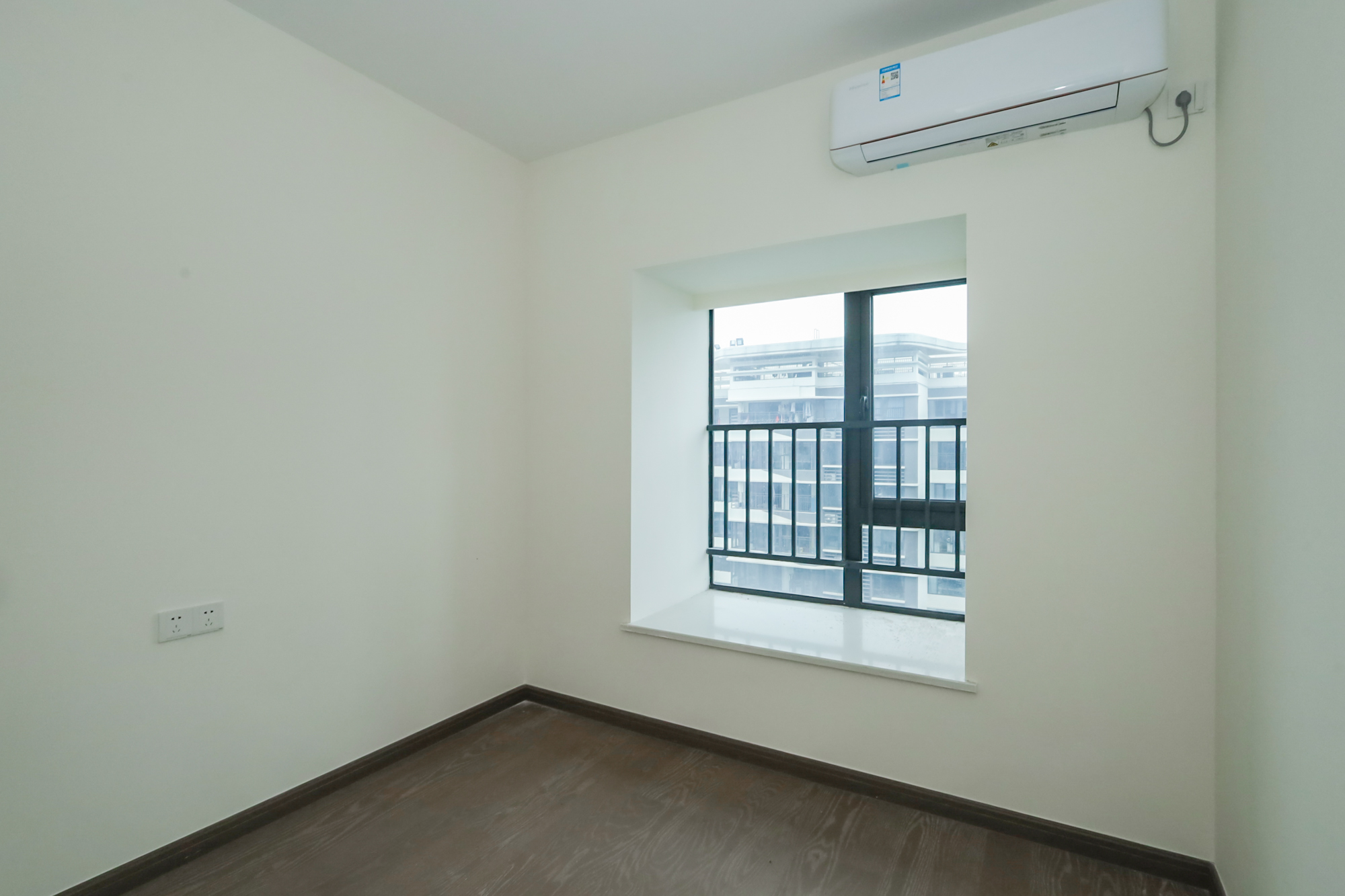 滨江府1913  4室2厅2卫   258.80万卧室