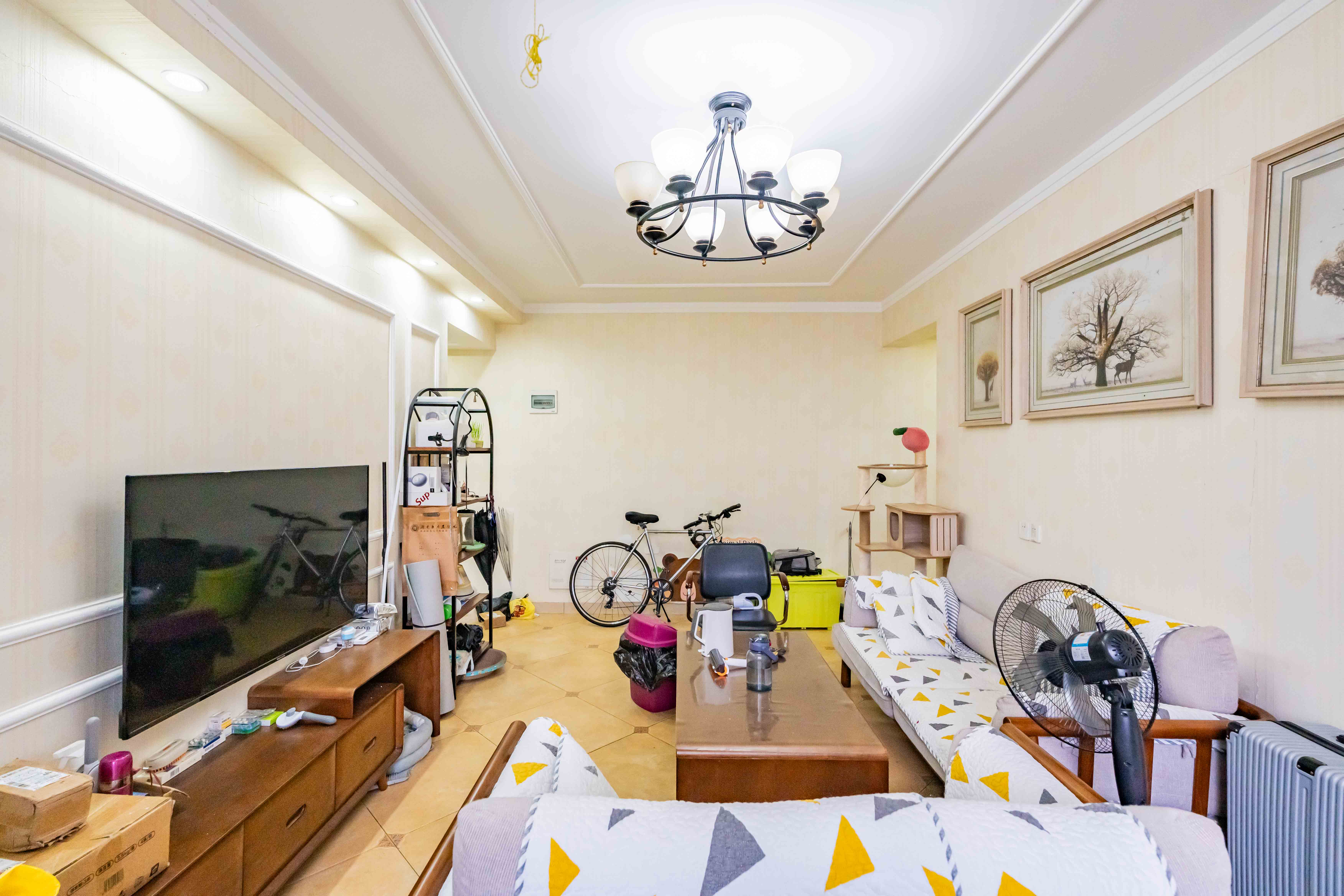 建鸿达现代公寓  2室1厅1卫   75.00万客厅