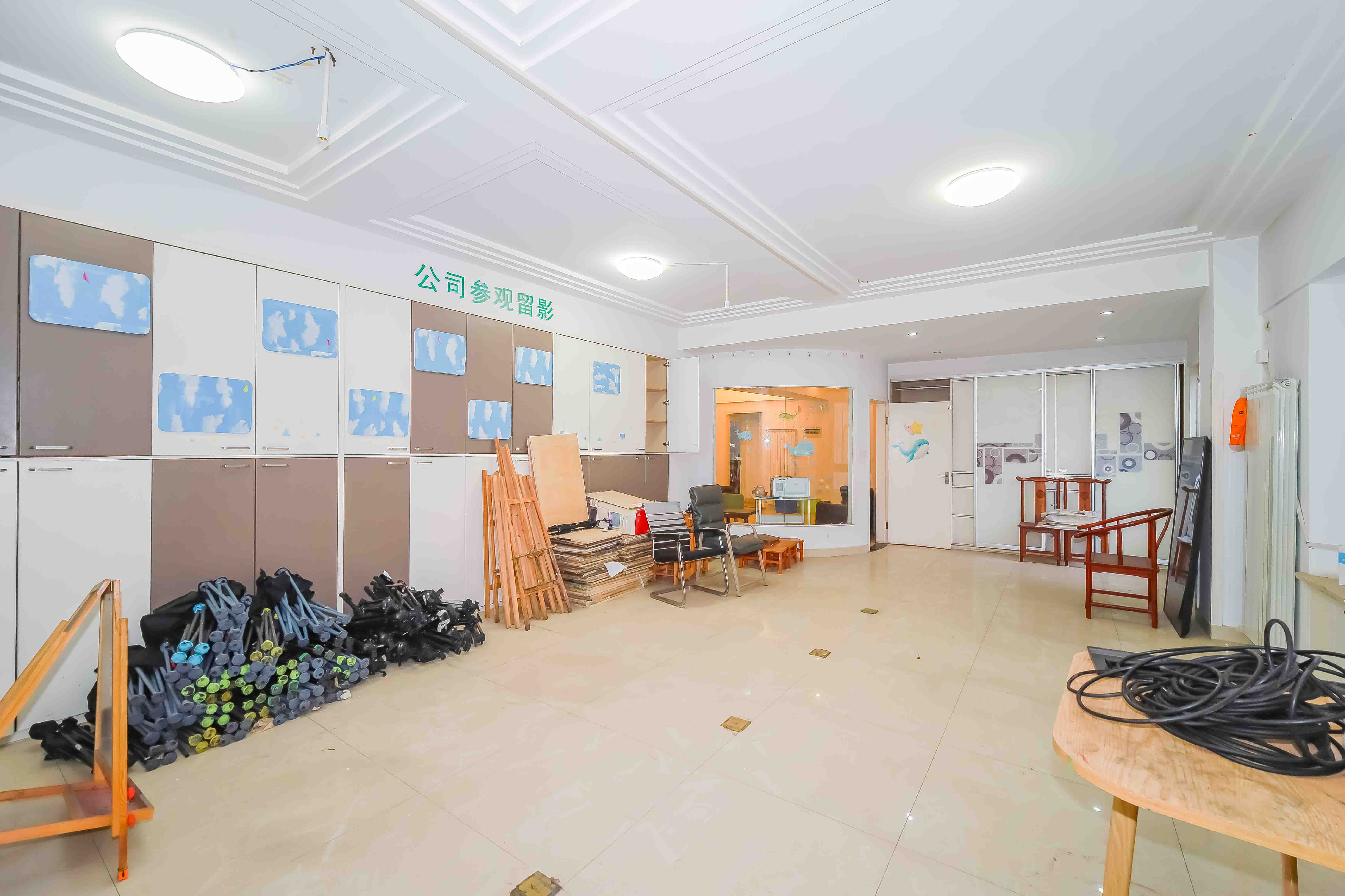 巴黎香榭  4室2厅2卫   280.00万客厅