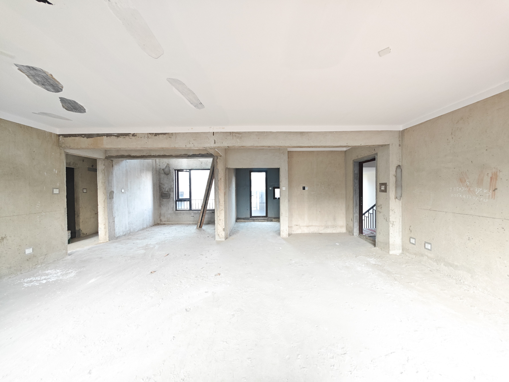保利城（中航城国际社区、郡原美村）  4室2厅2卫   255.50万客厅