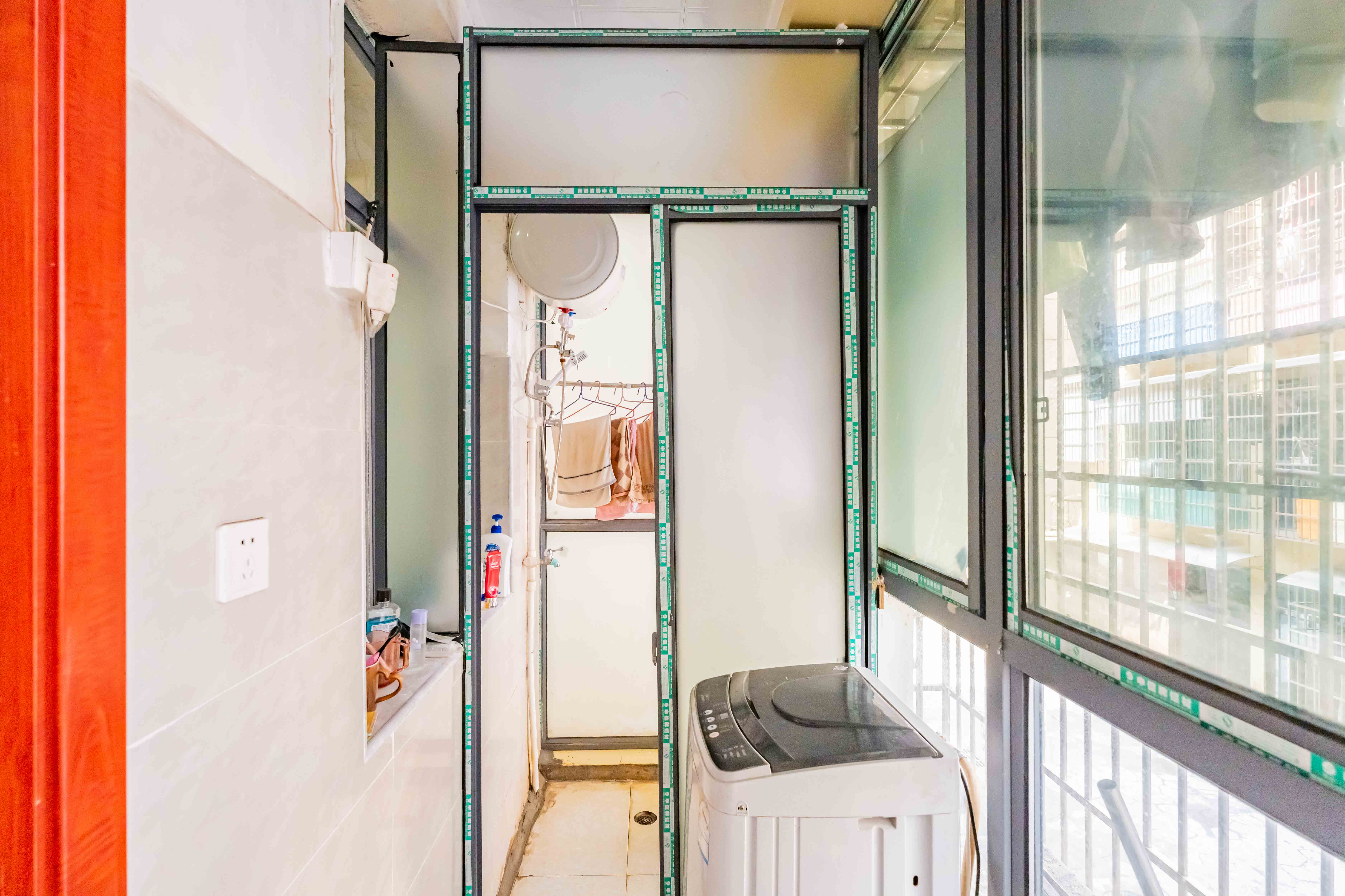 东风二村社区绸厂宿舍  2室1厅0卫    23.0万阳台