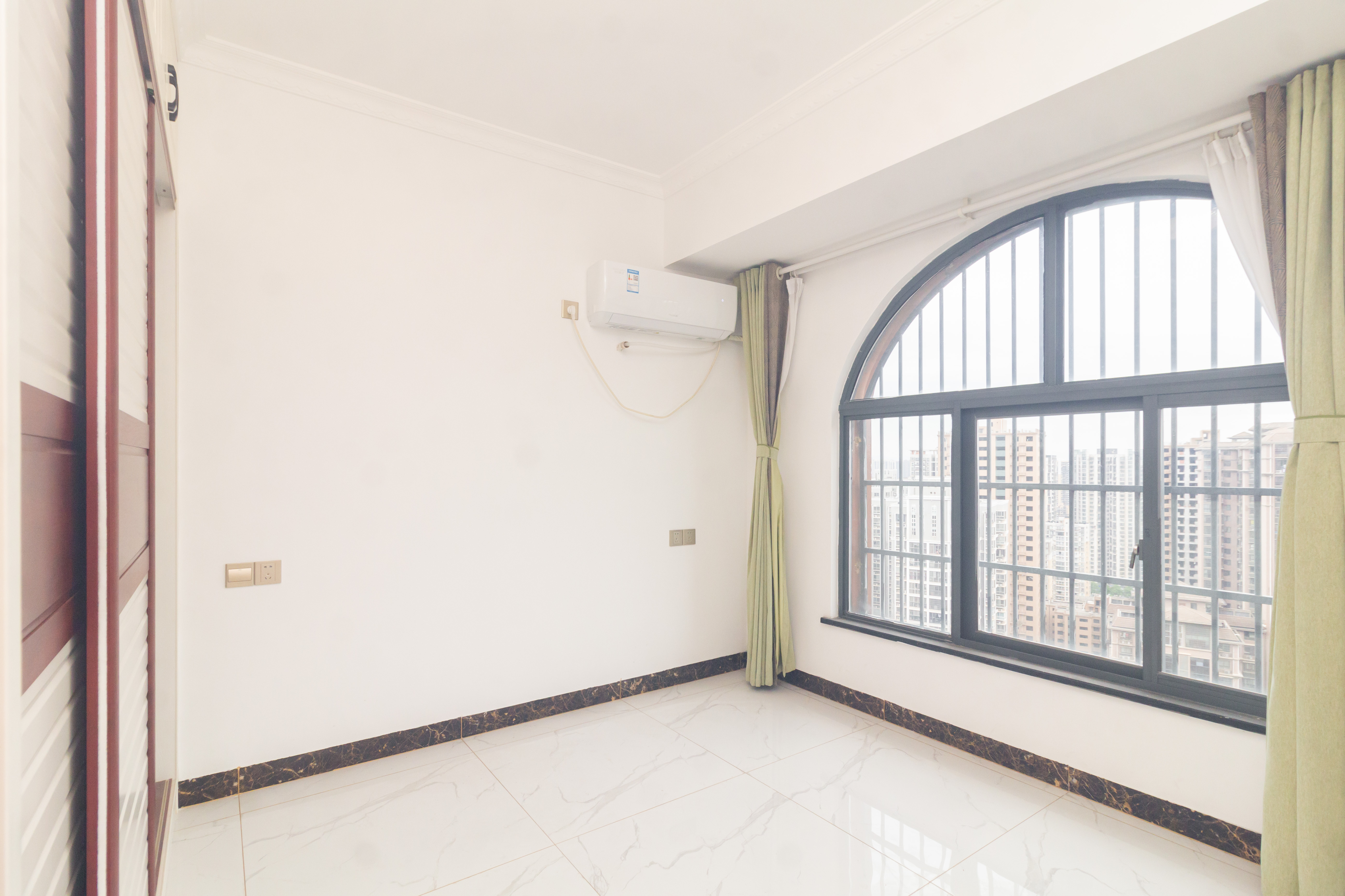 海德公园 4室2厅2卫 89.8万 海德公园 4室2厅2卫 89.8万卧室