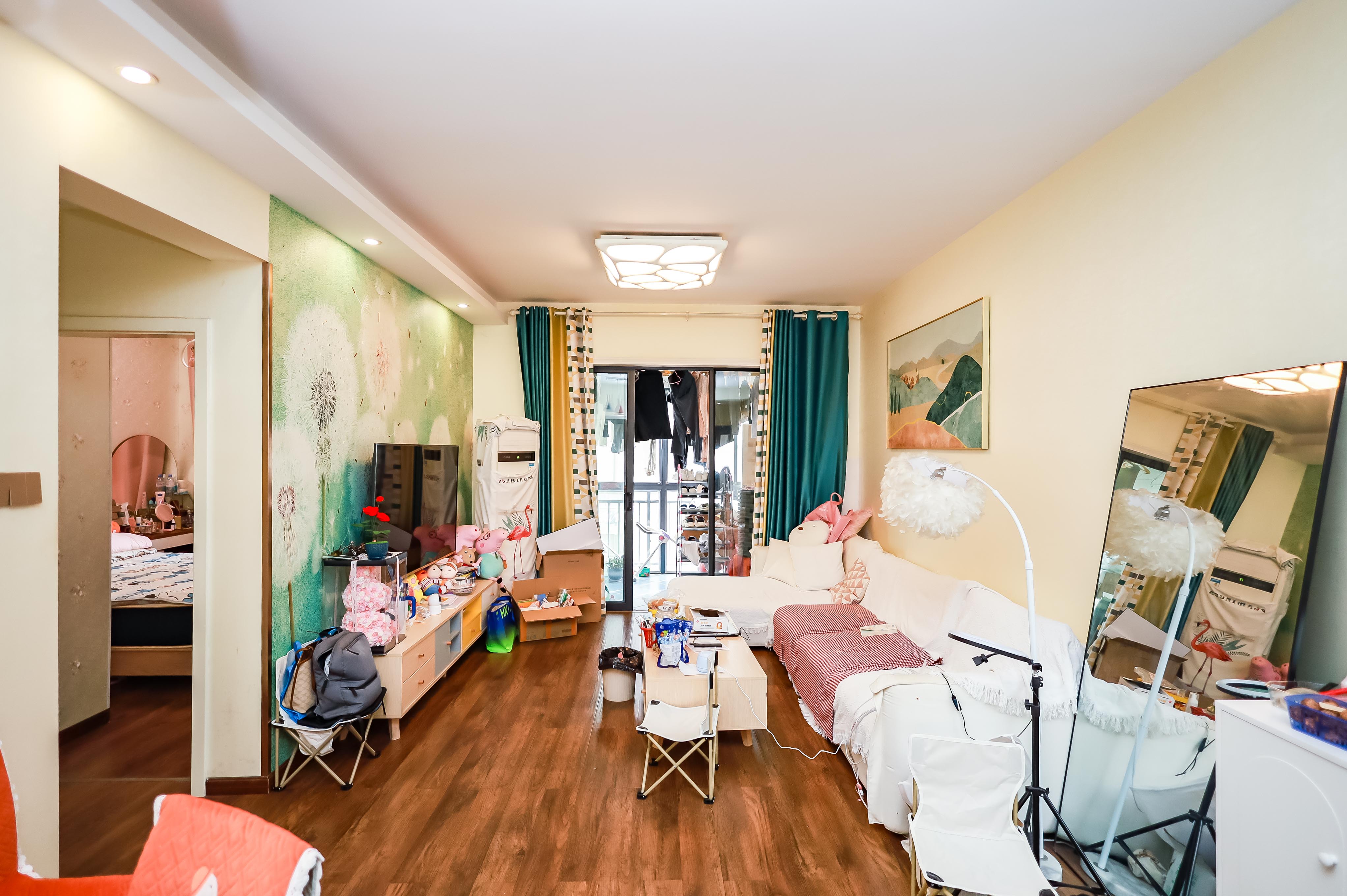 莱茵城  2室1厅1卫    60.0万客厅