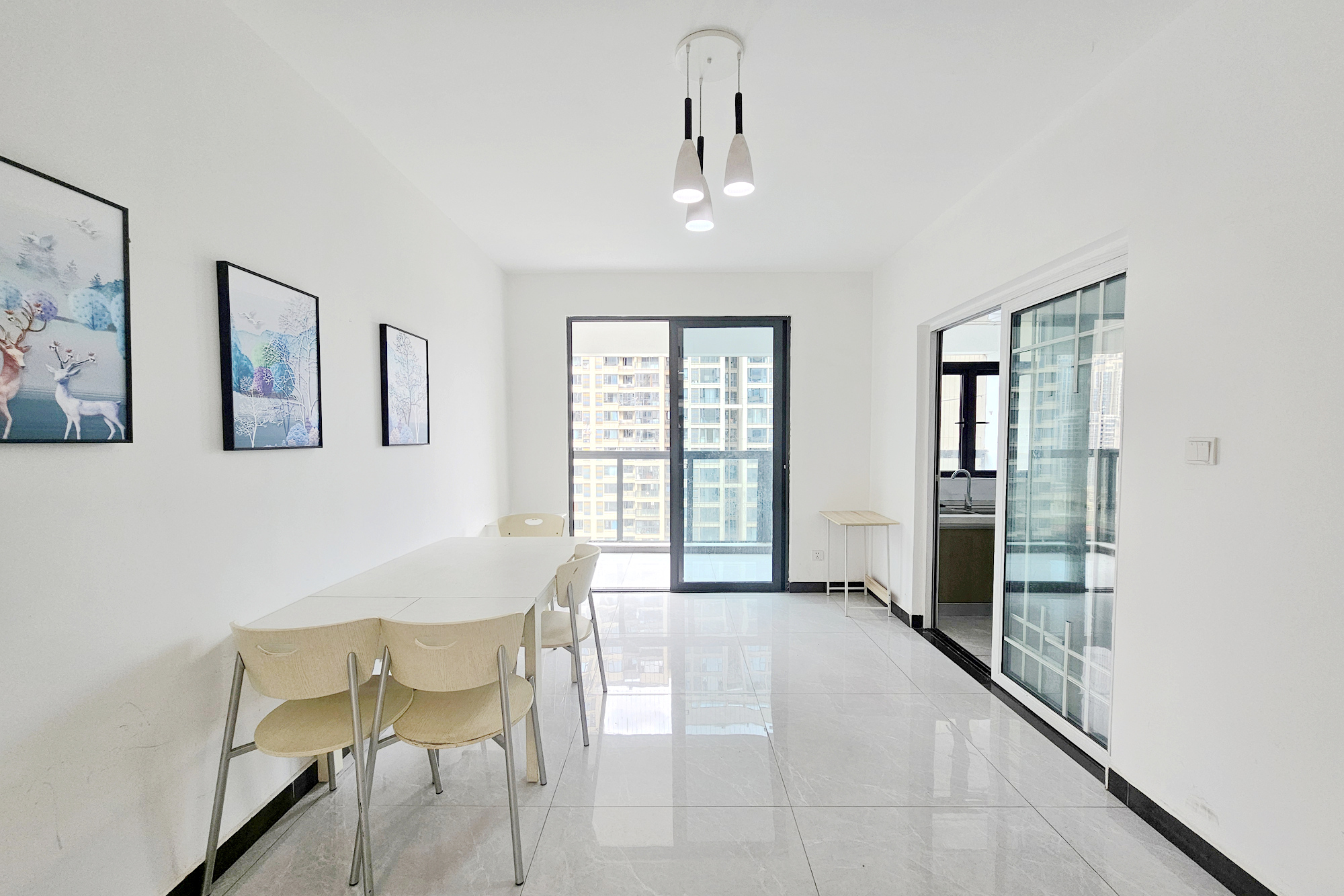 长房东旭国际 3室2厅2卫 140.0万 长房东旭国际 3室2厅2卫 140.0万客厅