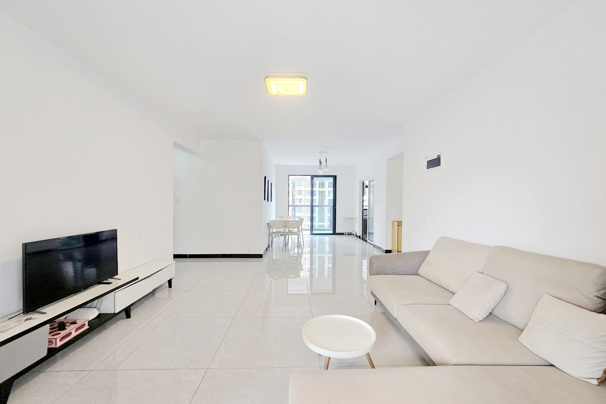 长房东旭国际 3室2厅2卫 140.0万 长房东旭国际 3室2厅2卫 140.0万客厅