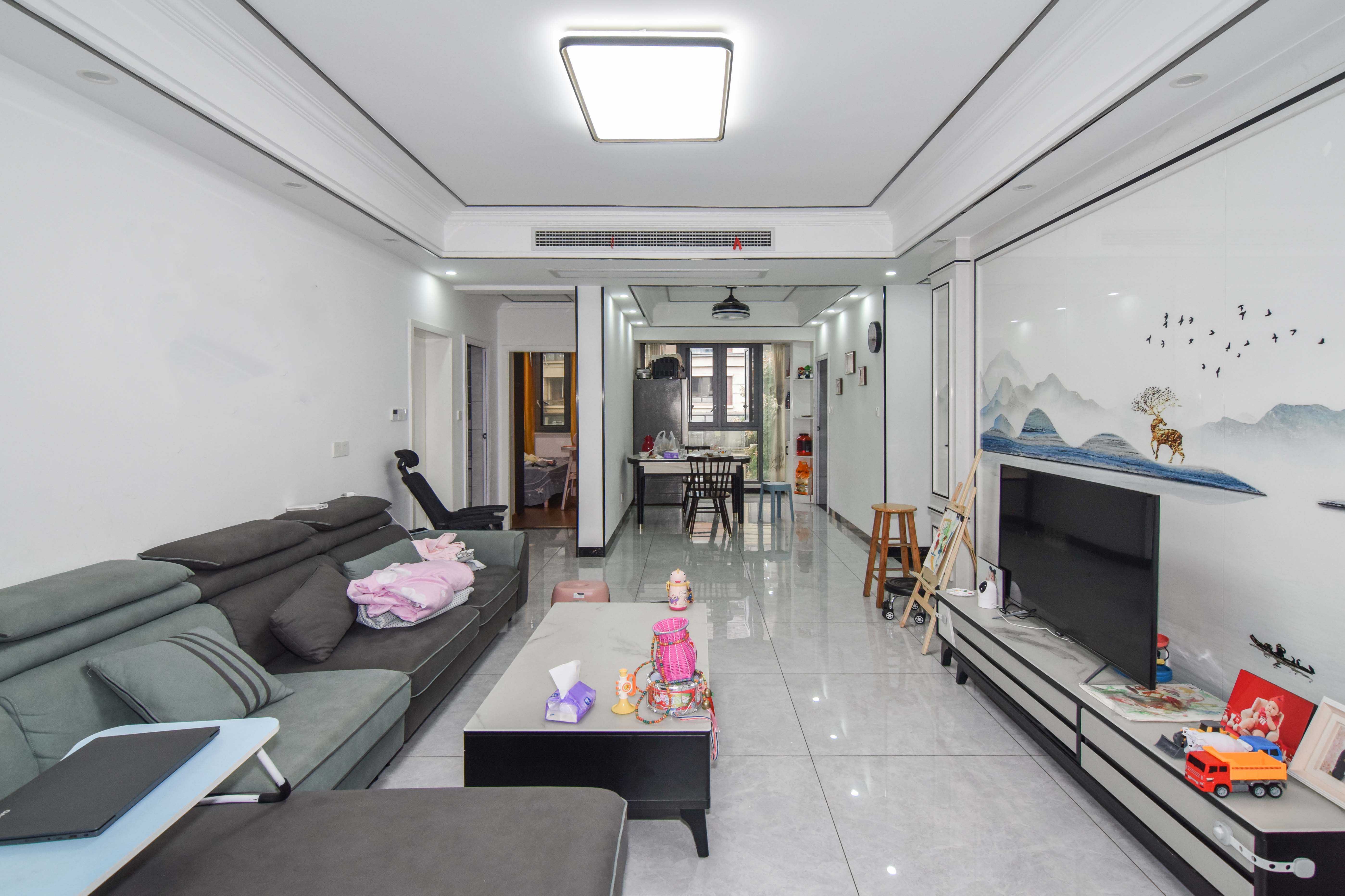 金地三千府(金地湖山樾、金地自在城) 3室2厅2卫 107.0万 金地三千府(金地湖山樾、金地自在城) 3室2厅2卫 107.0万客厅