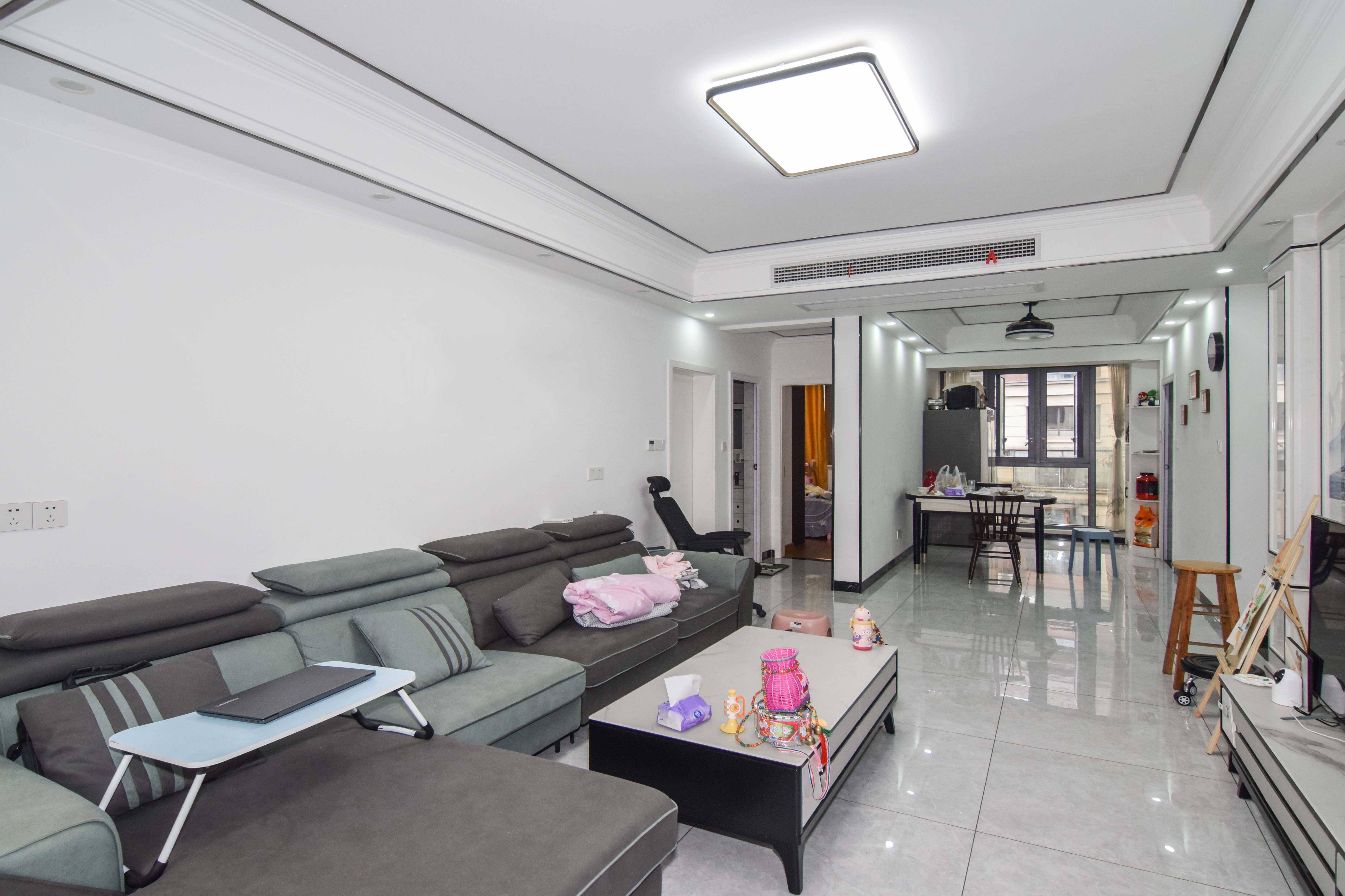 金地三千府(金地湖山樾、金地自在城) 3室2厅2卫 107.0万 金地三千府(金地湖山樾、金地自在城) 3室2厅2卫 107.0万客厅