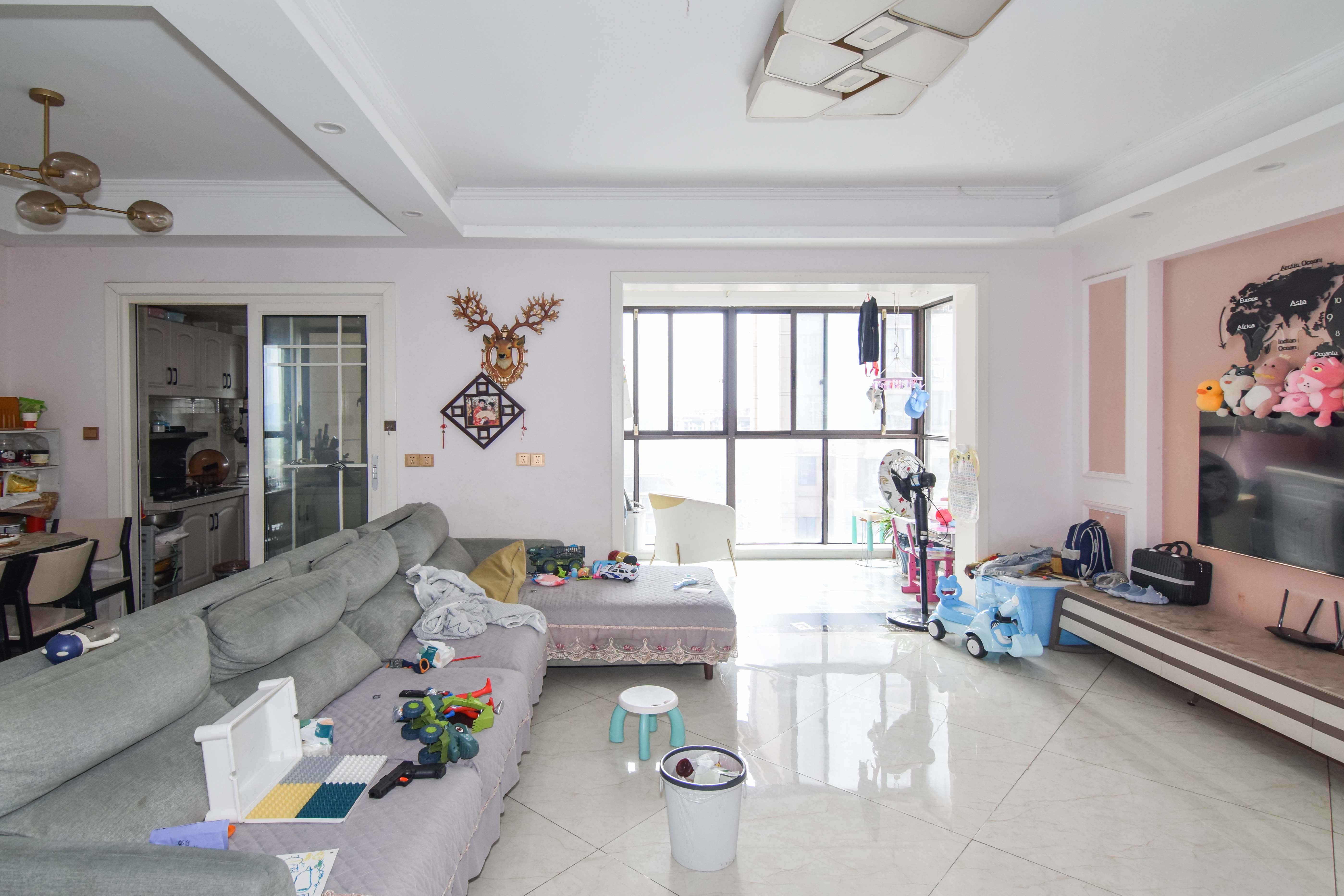 裕田奥莱小镇 3室2厅1卫 63.0万 裕田奥莱小镇 3室2厅1卫 63.0万客厅