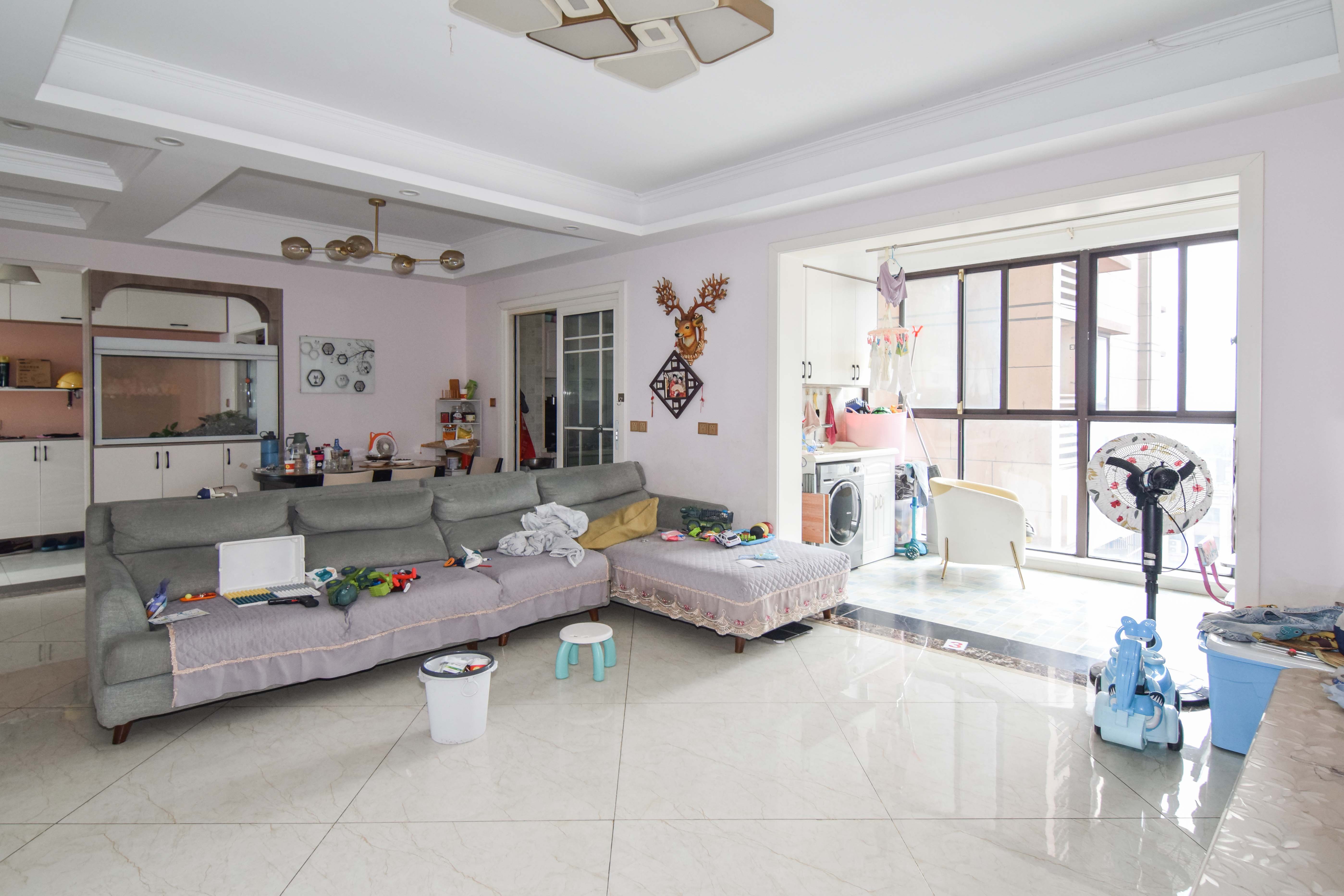 裕田奥莱小镇 3室2厅1卫 63.0万 裕田奥莱小镇 3室2厅1卫 63.0万客厅