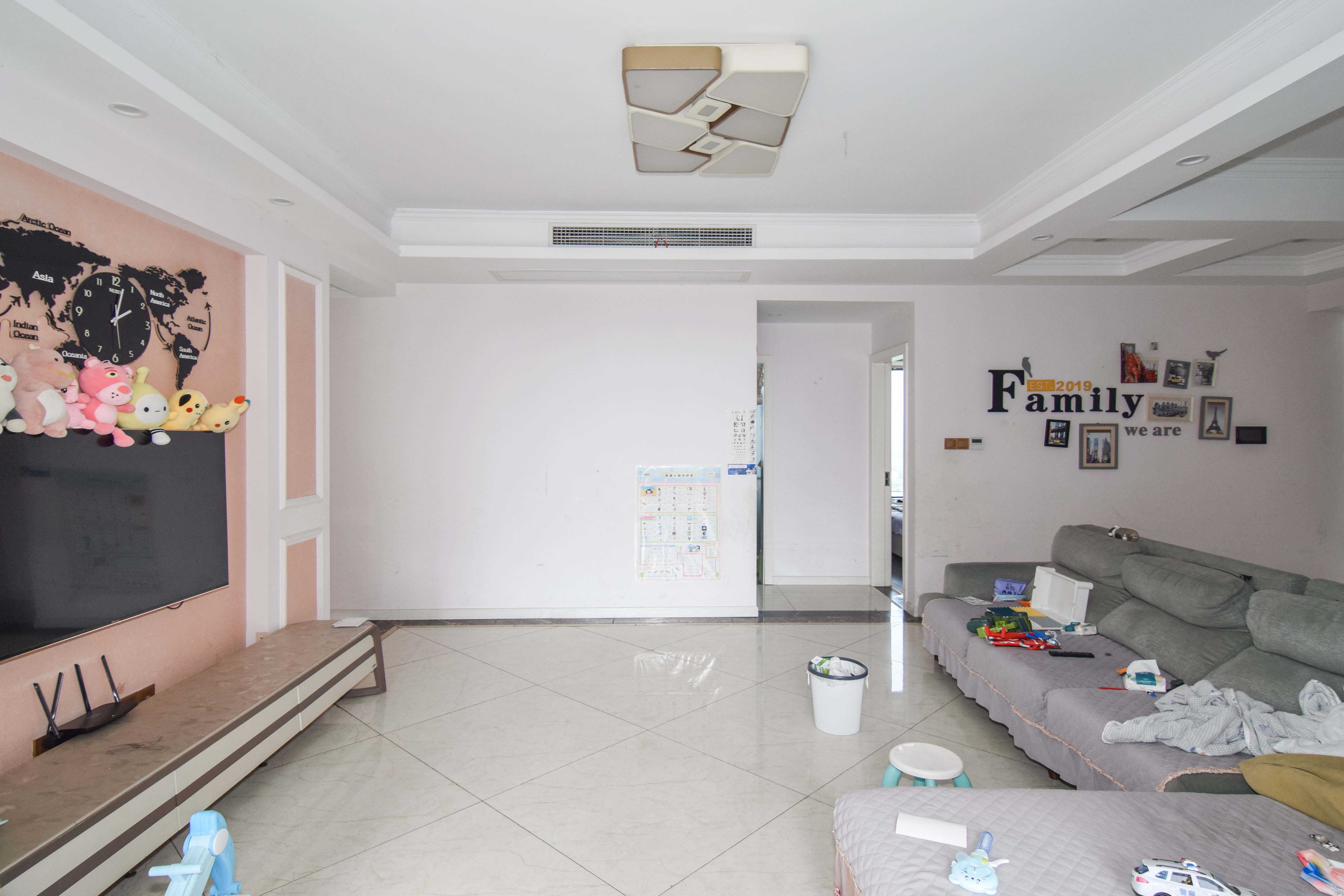 裕田奥莱小镇 3室2厅1卫 63.0万 裕田奥莱小镇 3室2厅1卫 63.0万客厅