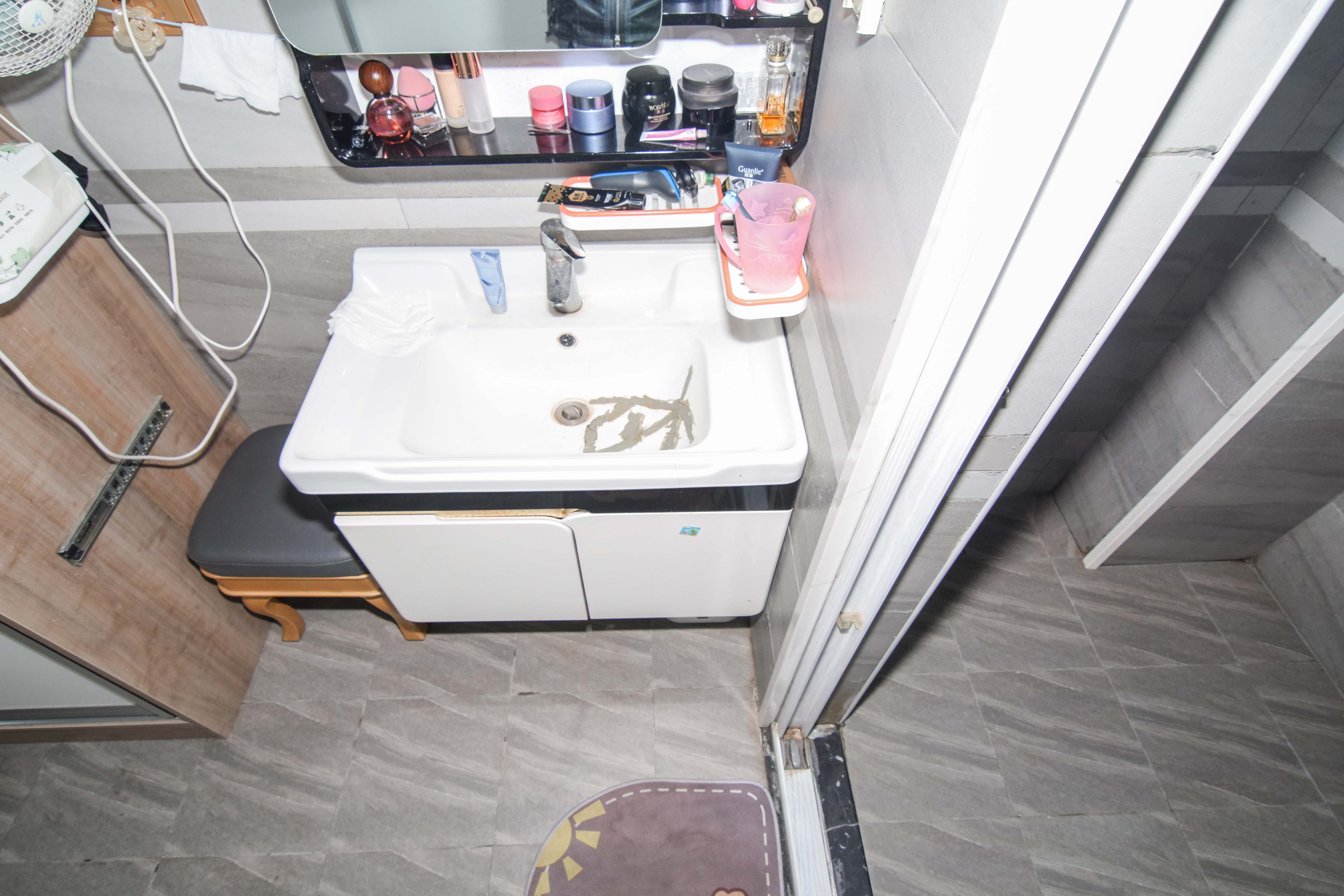 裕田奥莱小镇 3室2厅1卫 63.0万 裕田奥莱小镇 3室2厅1卫 63.0万卫生间