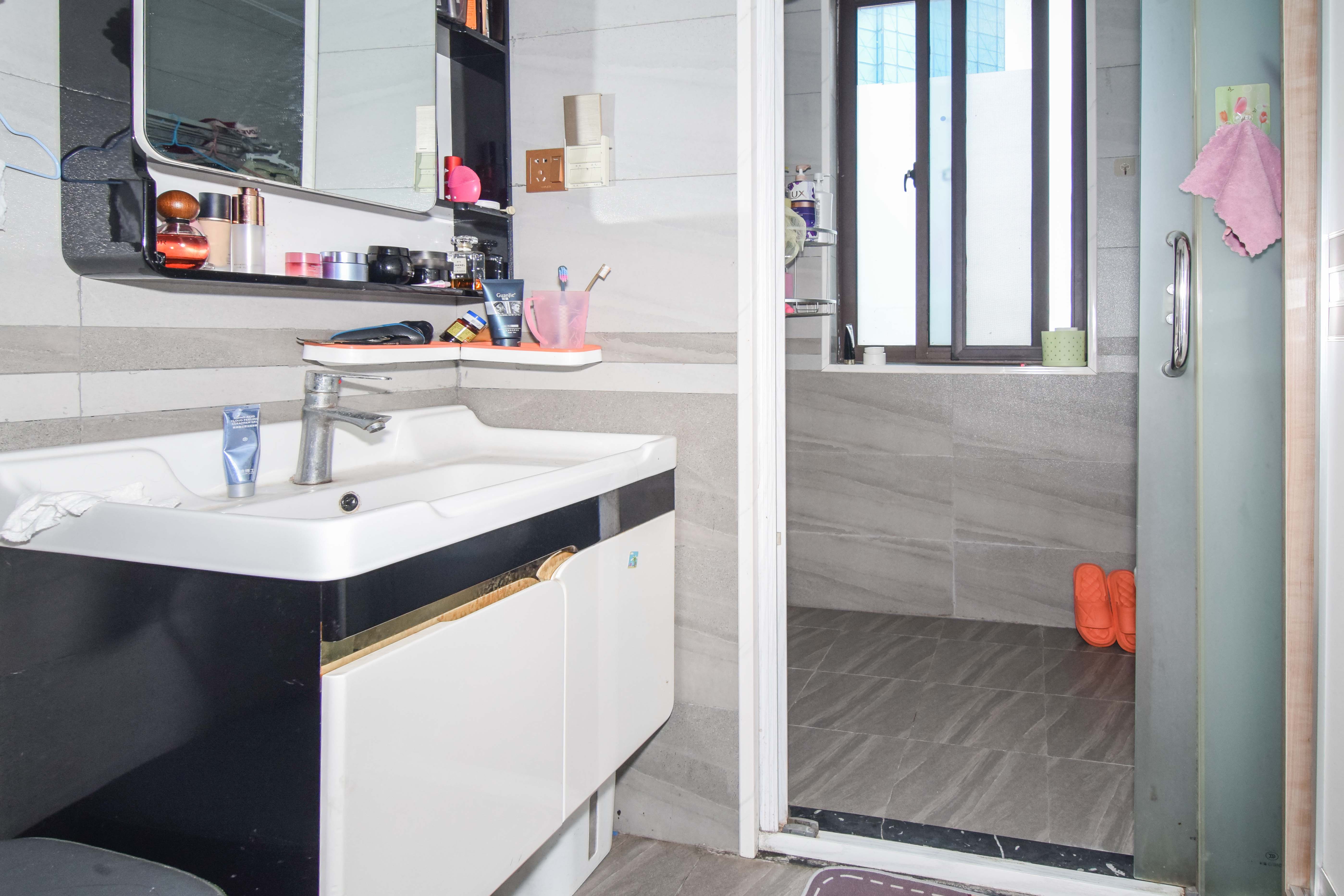 裕田奥莱小镇 3室2厅1卫 63.0万 裕田奥莱小镇 3室2厅1卫 63.0万卫生间