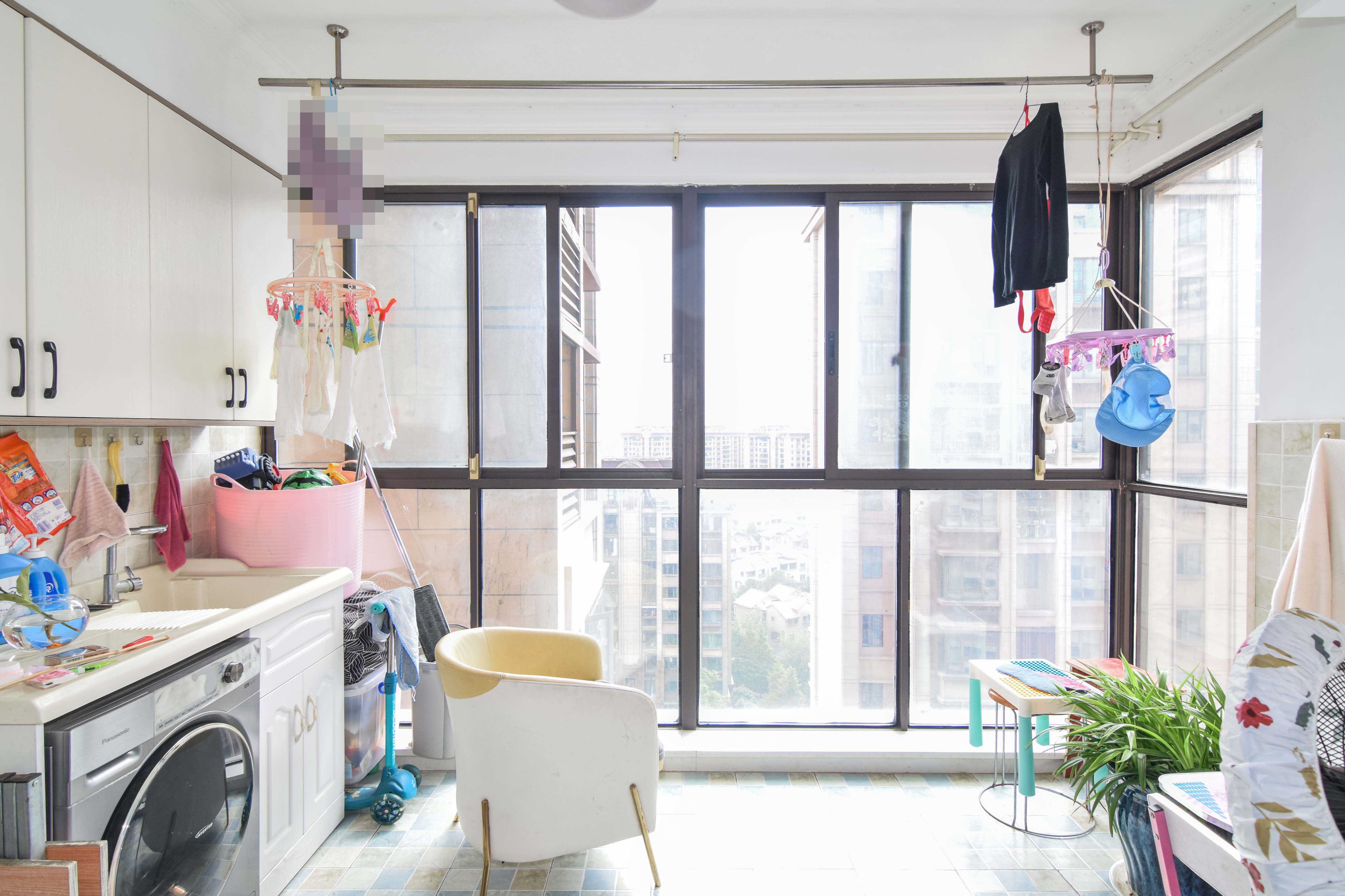 裕田奥莱小镇 3室2厅1卫 63.0万 裕田奥莱小镇 3室2厅1卫 63.0万阳台