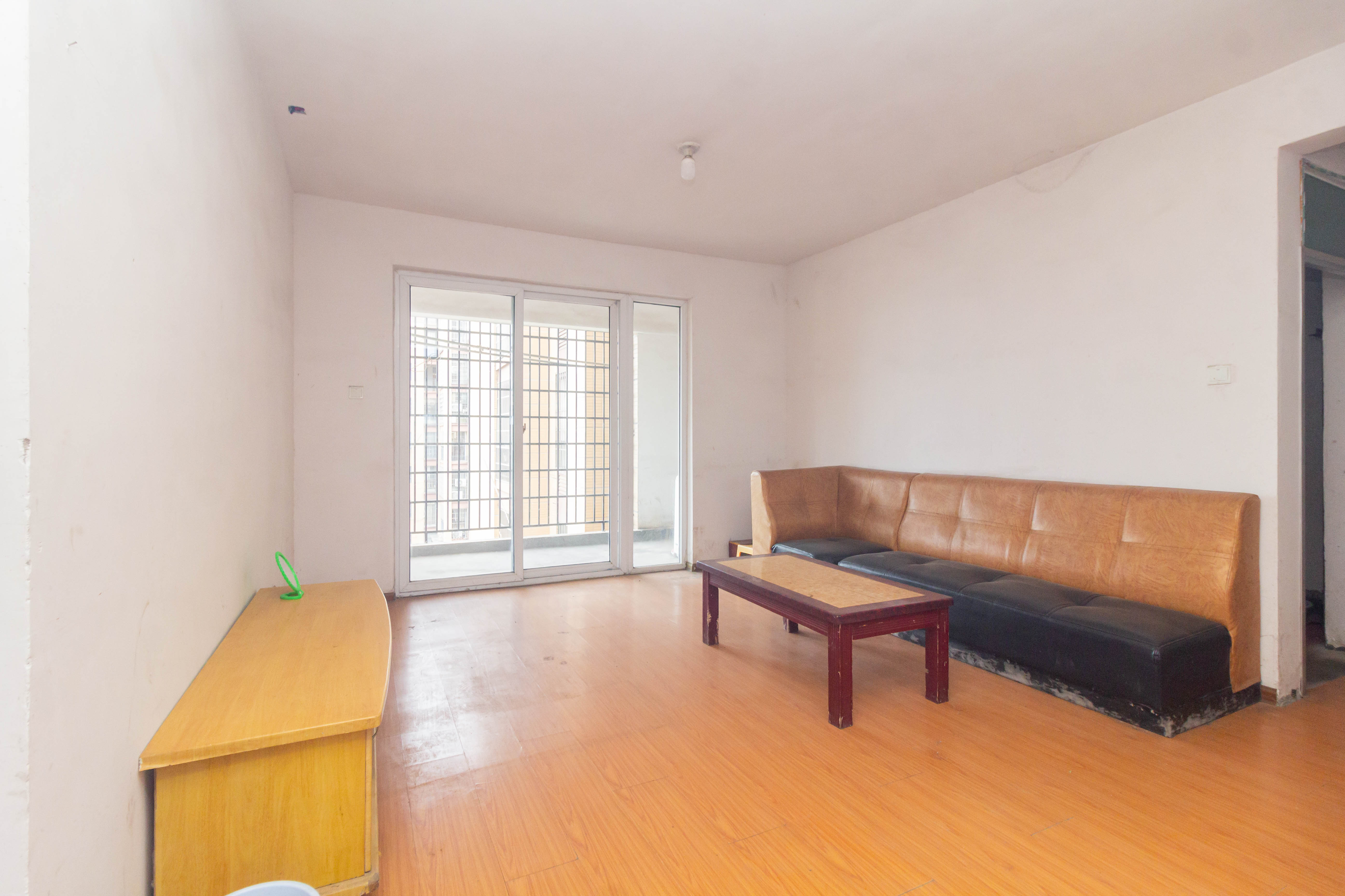 领东汇 5室2厅2卫 80.8万 领东汇 5室2厅2卫 80.8万客厅