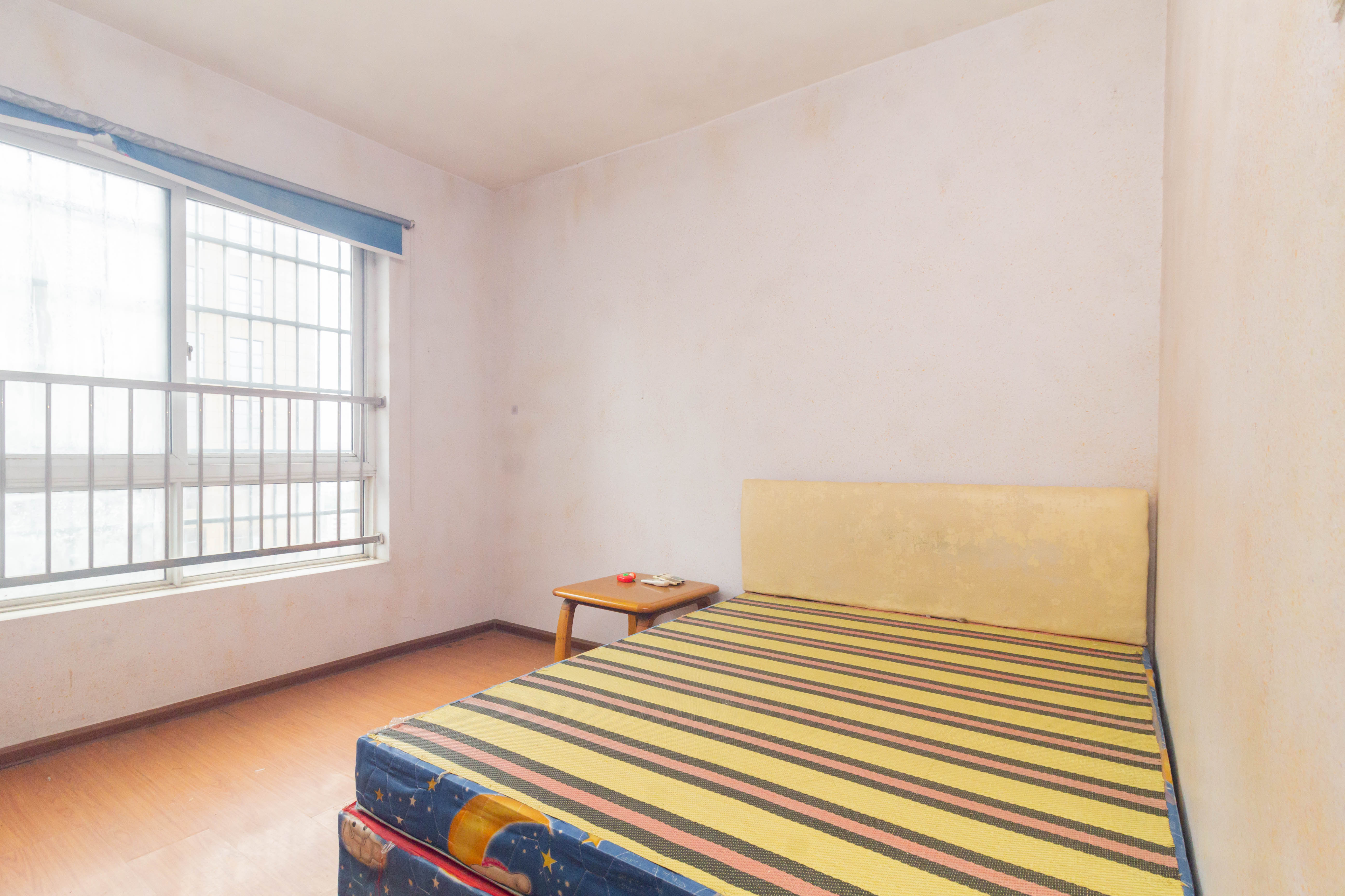 领东汇 5室2厅2卫 80.8万 领东汇 5室2厅2卫 80.8万卧室