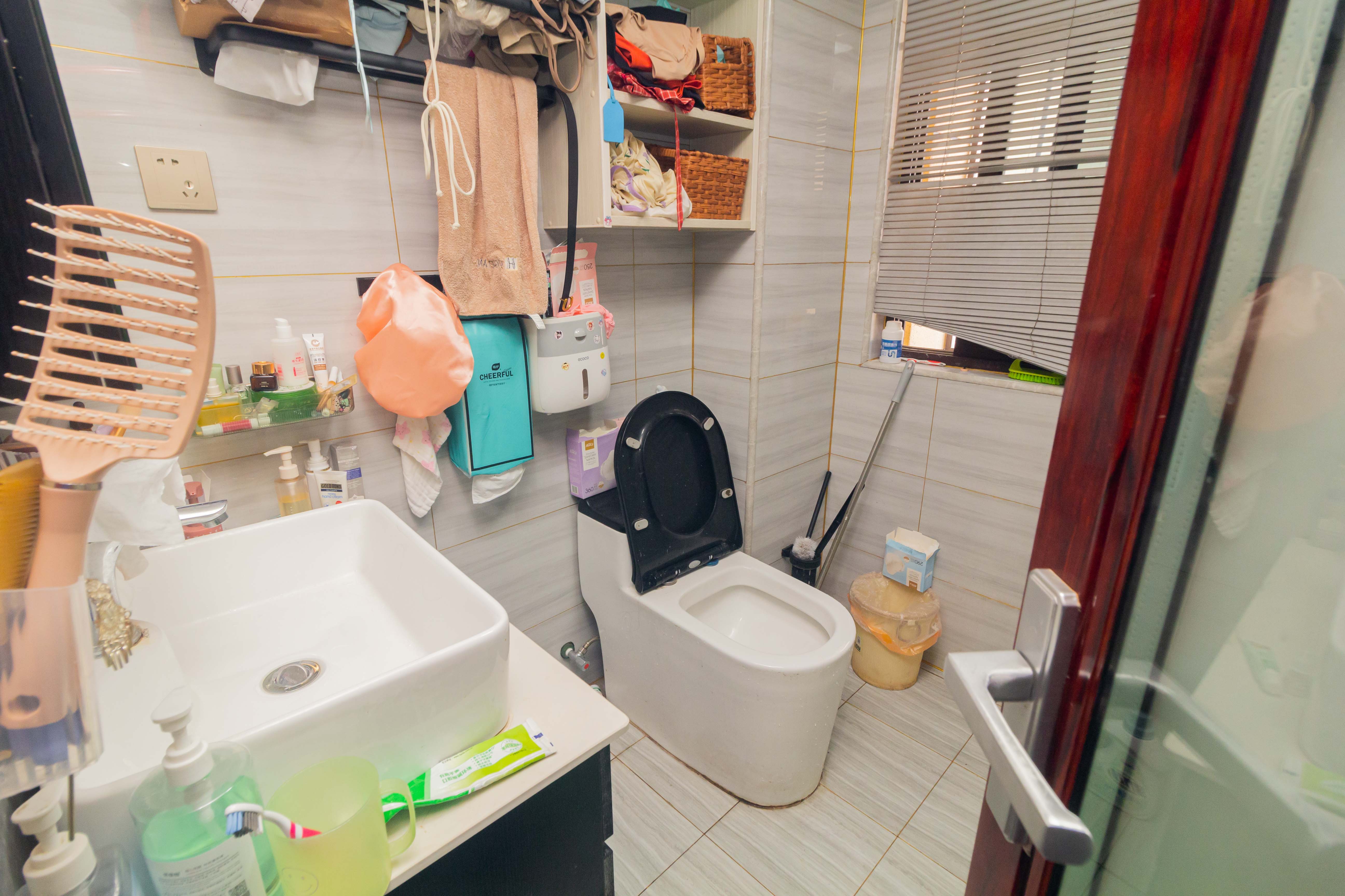 东方美地  3室2厅2卫   89.80万卫生间