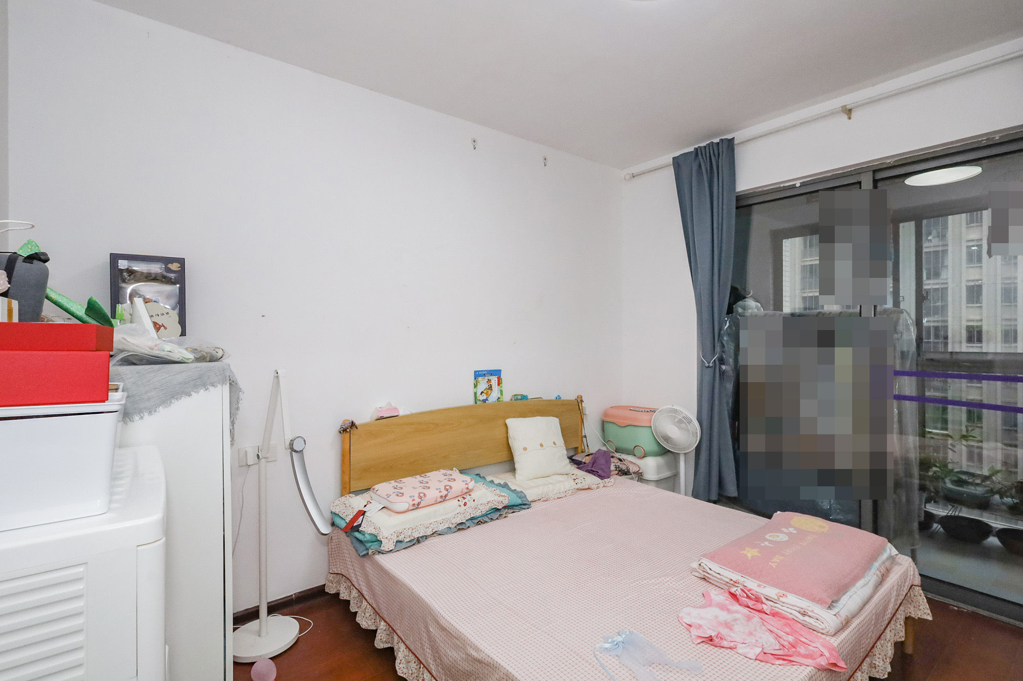 八方小区C区  3室2厅2卫   329.00万卧室