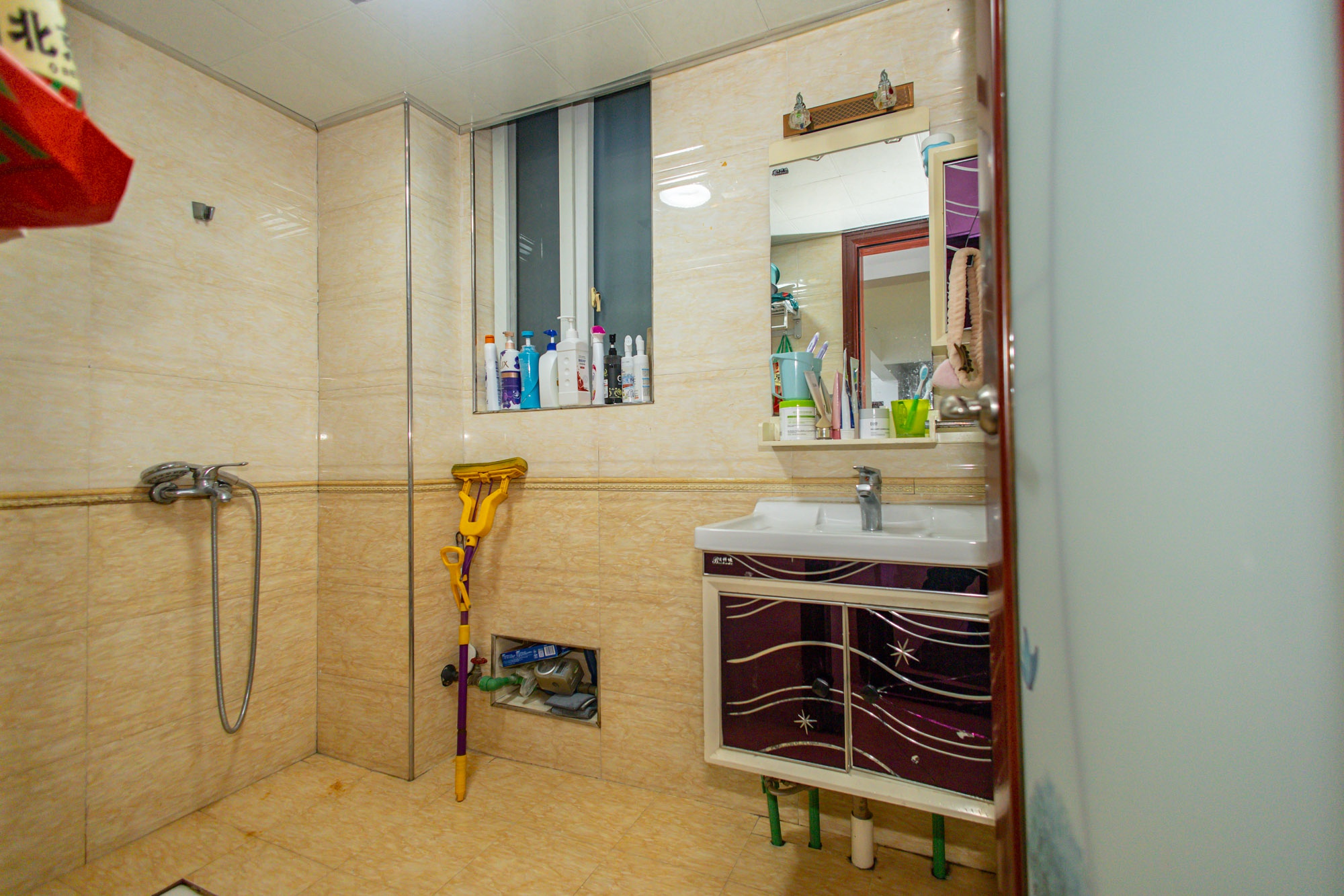 彩都公寓 3室2厅1卫 76.00万 彩都公寓 3室2厅1卫 76.00万卫生间