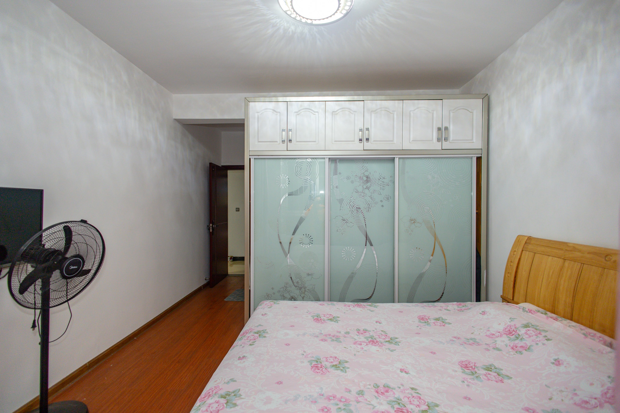 彩都公寓 3室2厅1卫 76.00万 彩都公寓 3室2厅1卫 76.00万卧室