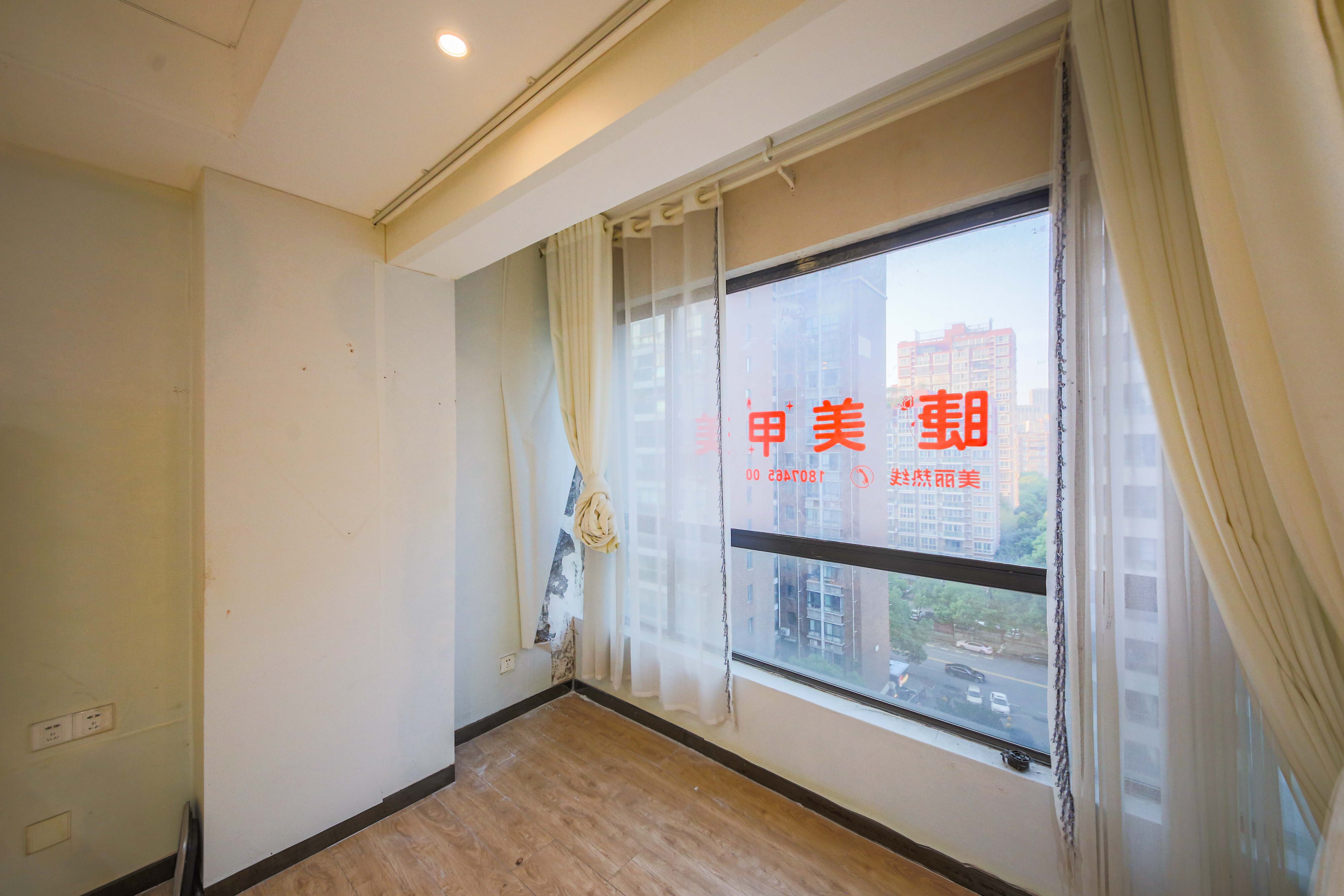 标志商务中心  1室1厅1卫    40.0万阳台